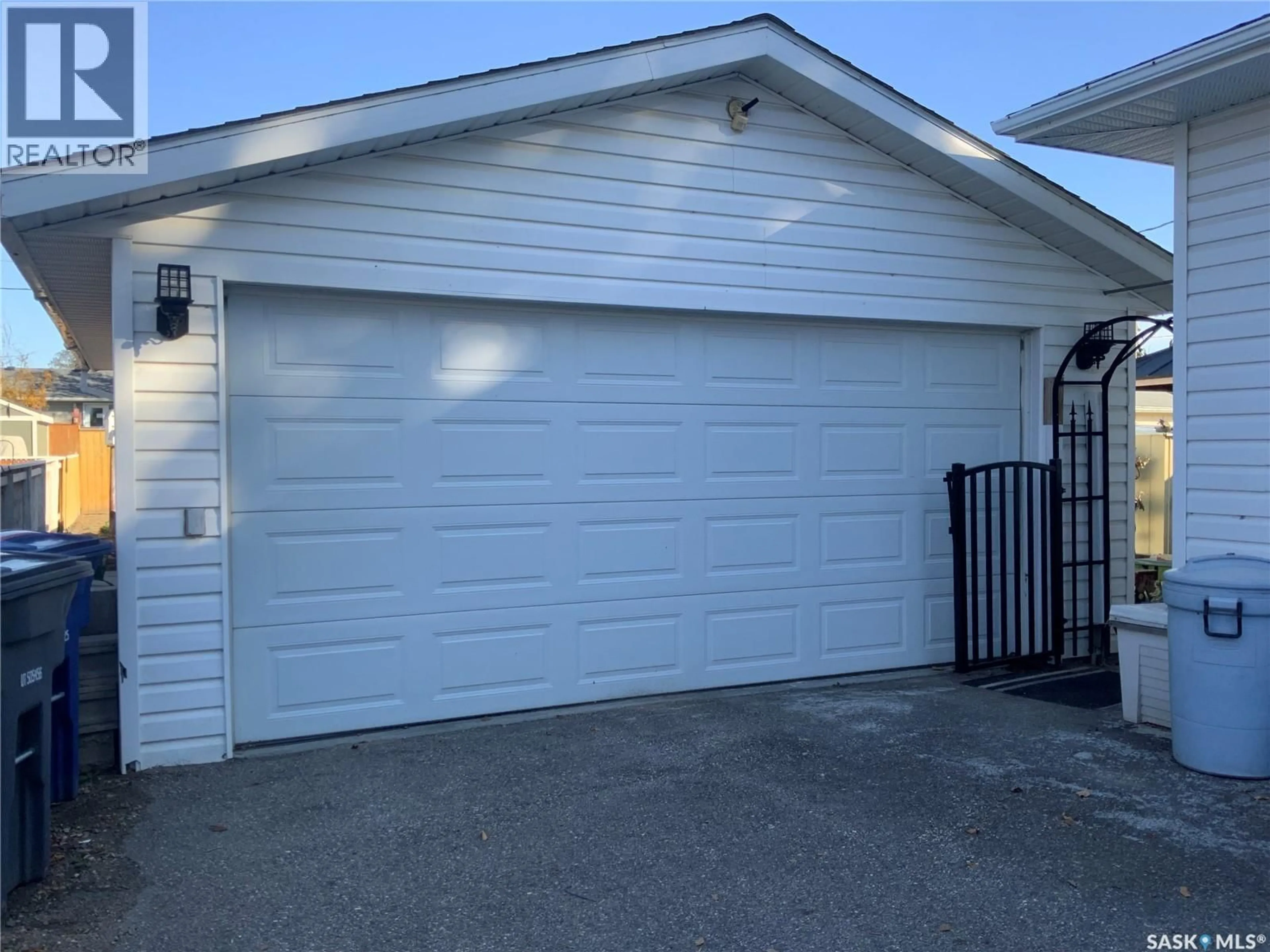 Indoor garage for 319 SIMPSON STREET, Outlook Saskatchewan S0L2N0