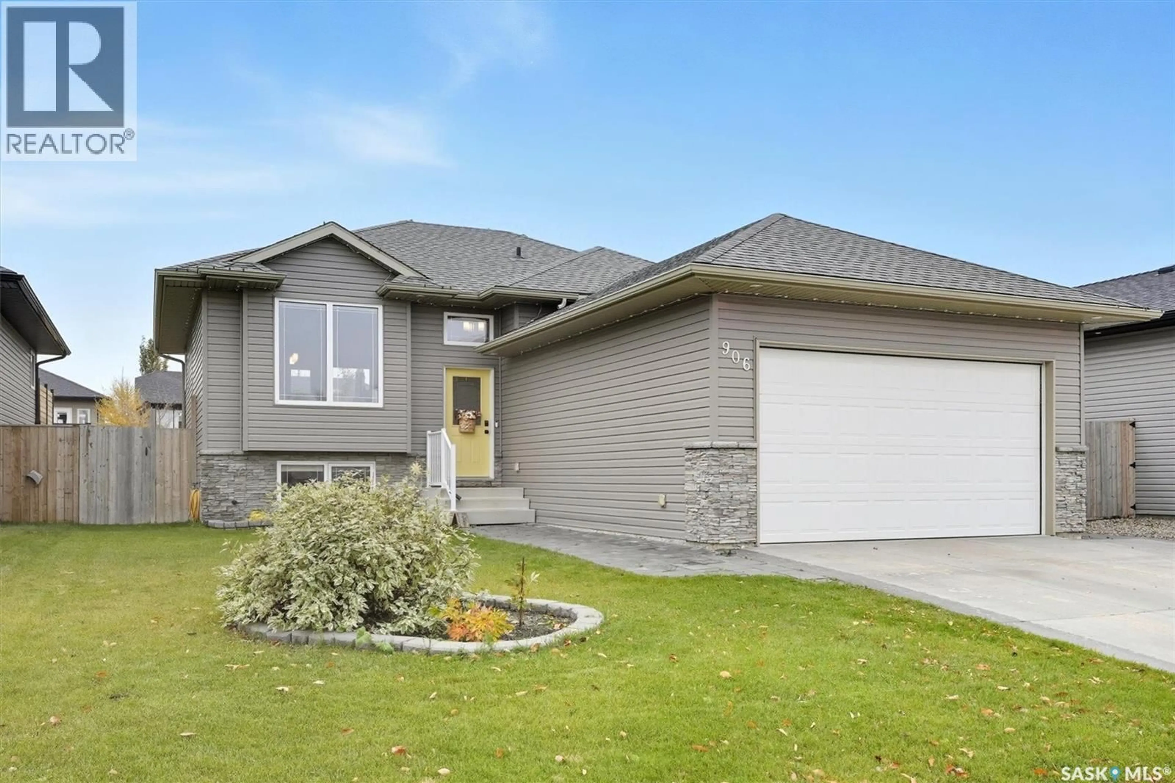 Home with vinyl exterior material, street for 906 4TH STREET, Martensville Saskatchewan S0K2T1