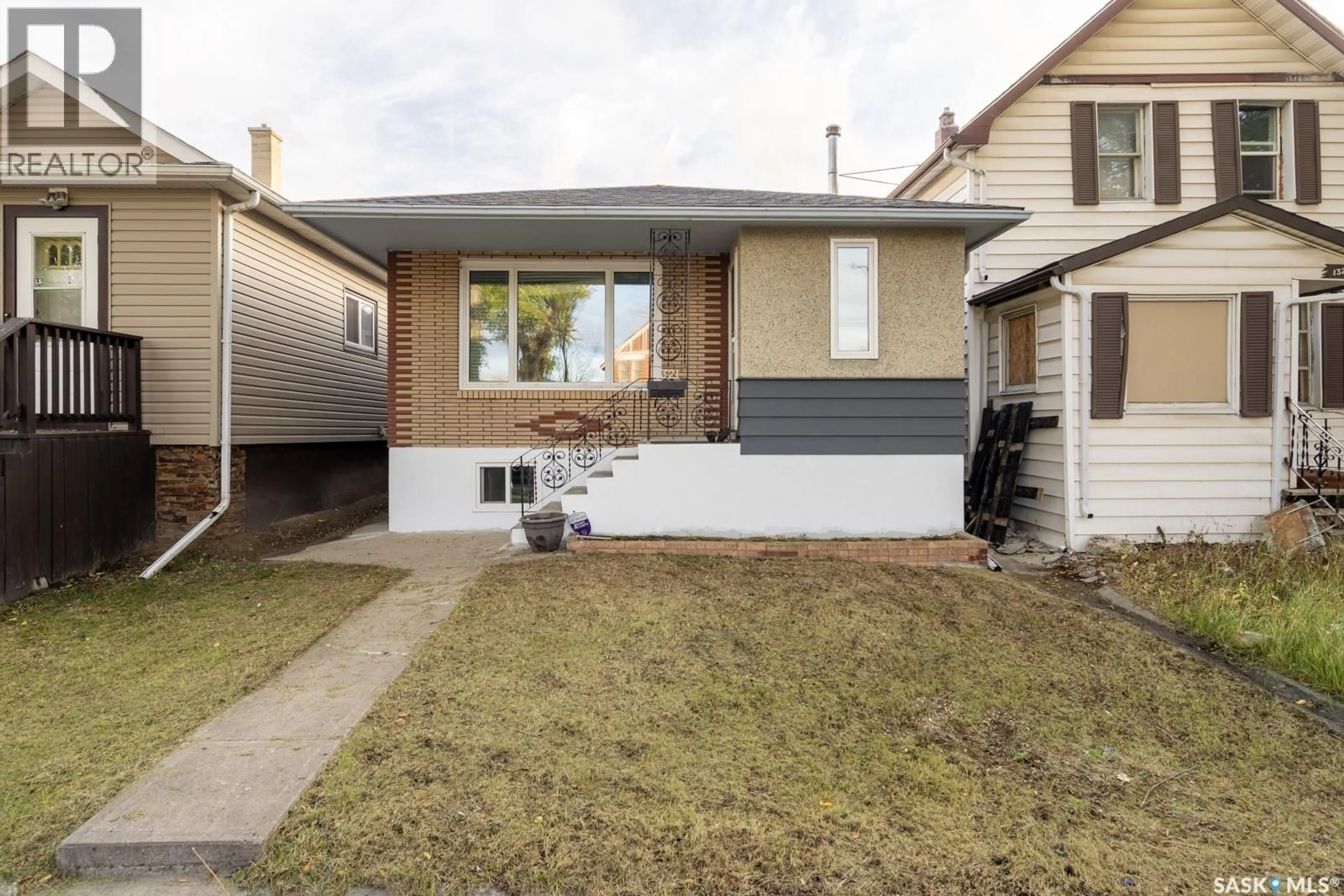 Home with vinyl exterior material, street for 1321 VICTORIA AVENUE, Regina Saskatchewan S4P0P2
