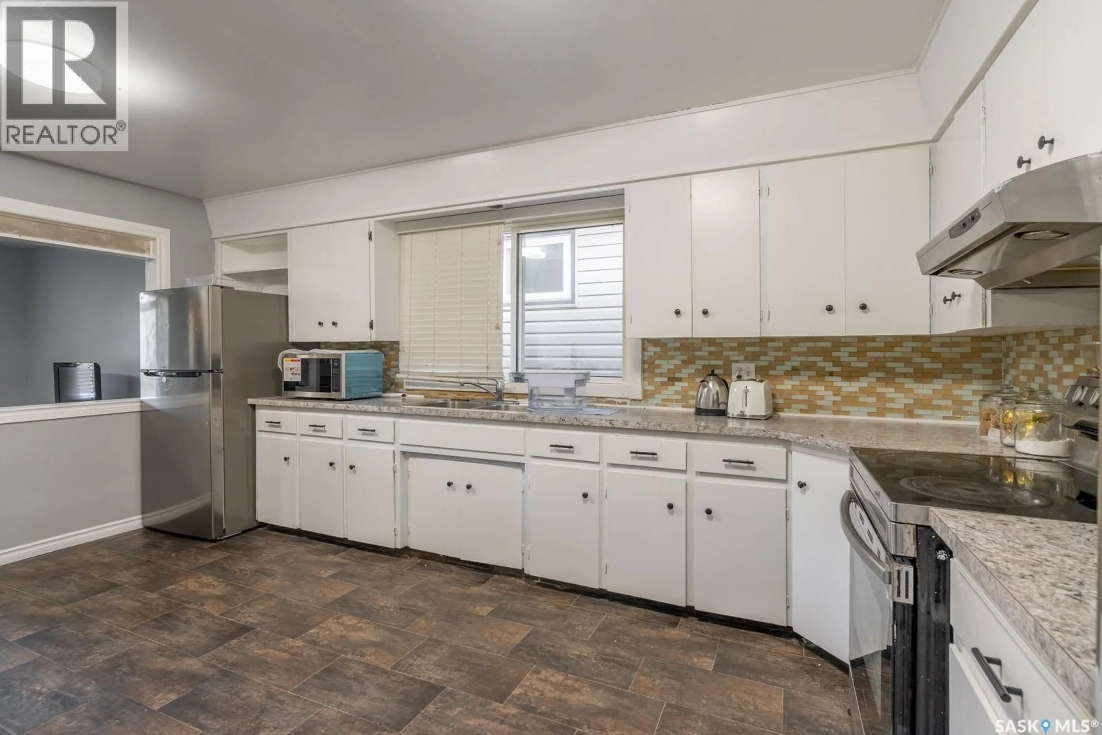 Standard kitchen, ceramic/tile floor for 1321 VICTORIA AVENUE, Regina Saskatchewan S4P0P2