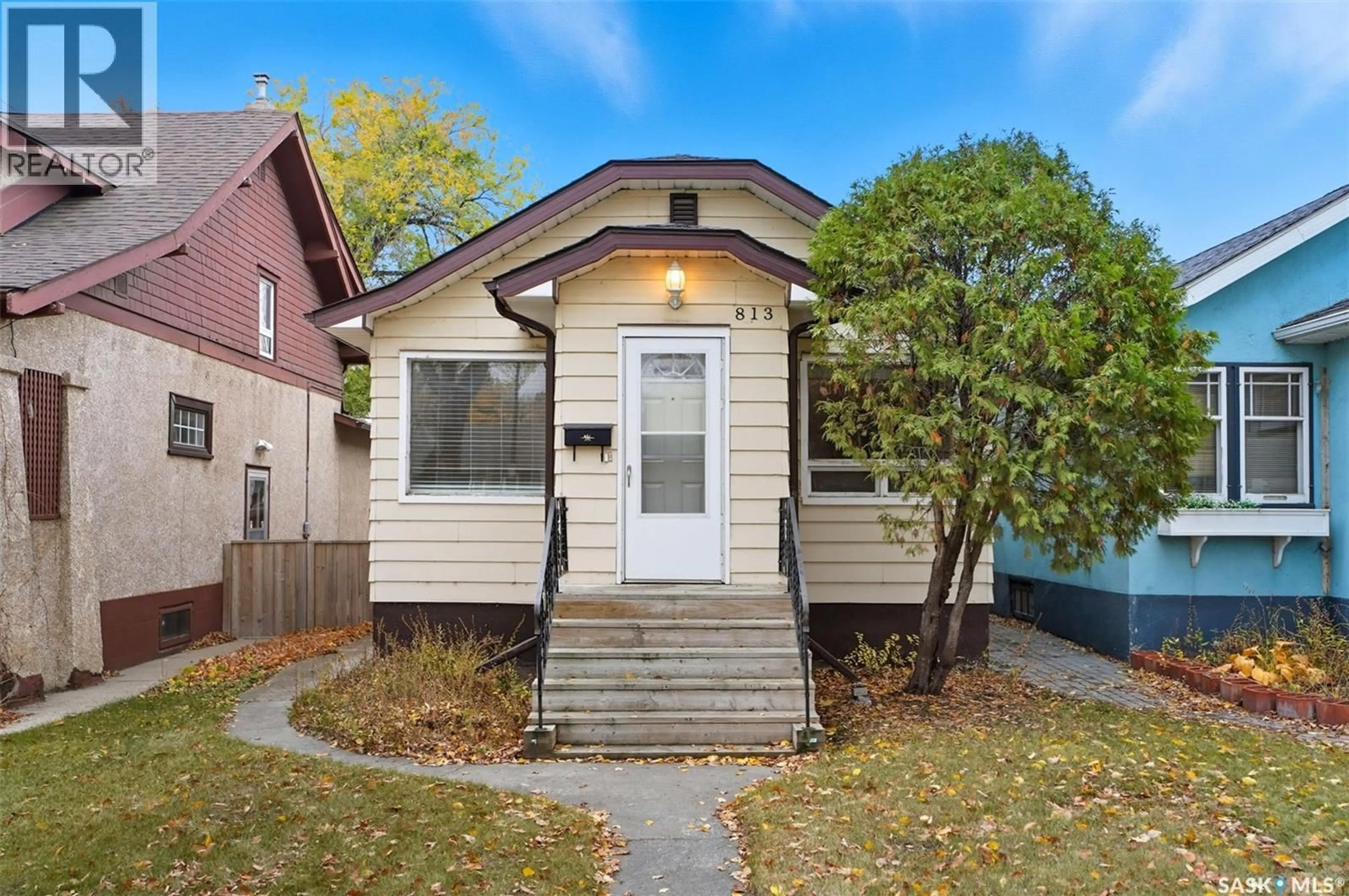 Home with vinyl exterior material, street for 813 4TH AVENUE, Saskatoon Saskatchewan S7K2N3