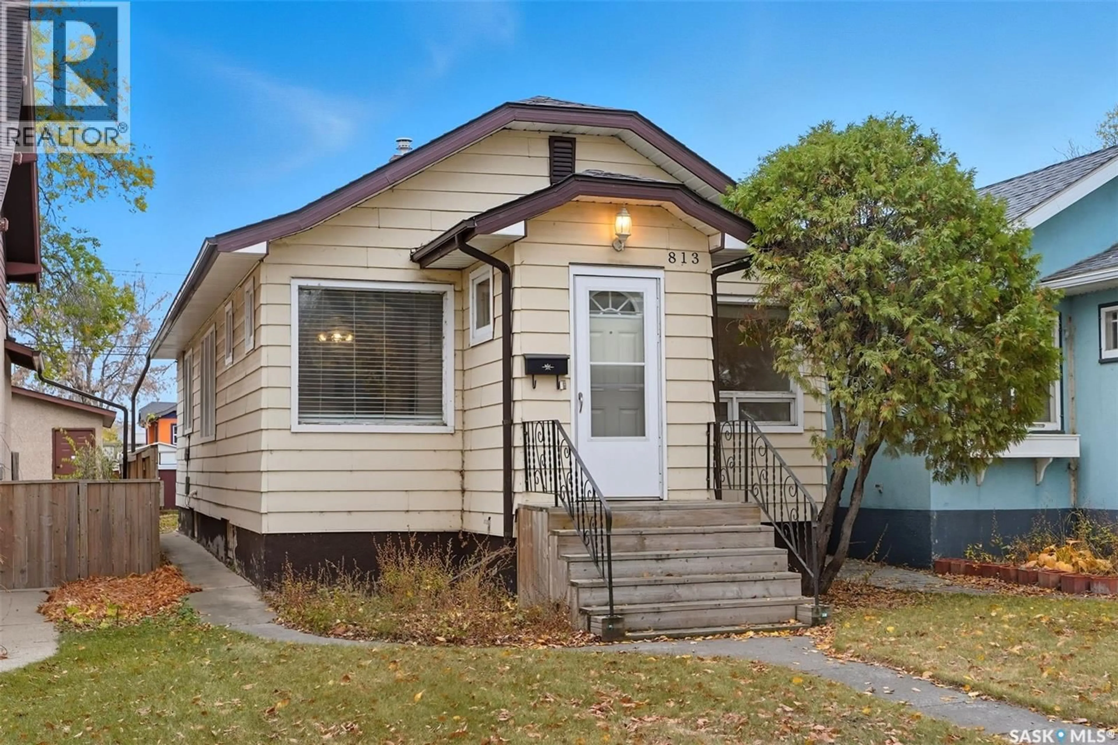 Home with vinyl exterior material, street for 813 4TH AVENUE, Saskatoon Saskatchewan S7K2N3