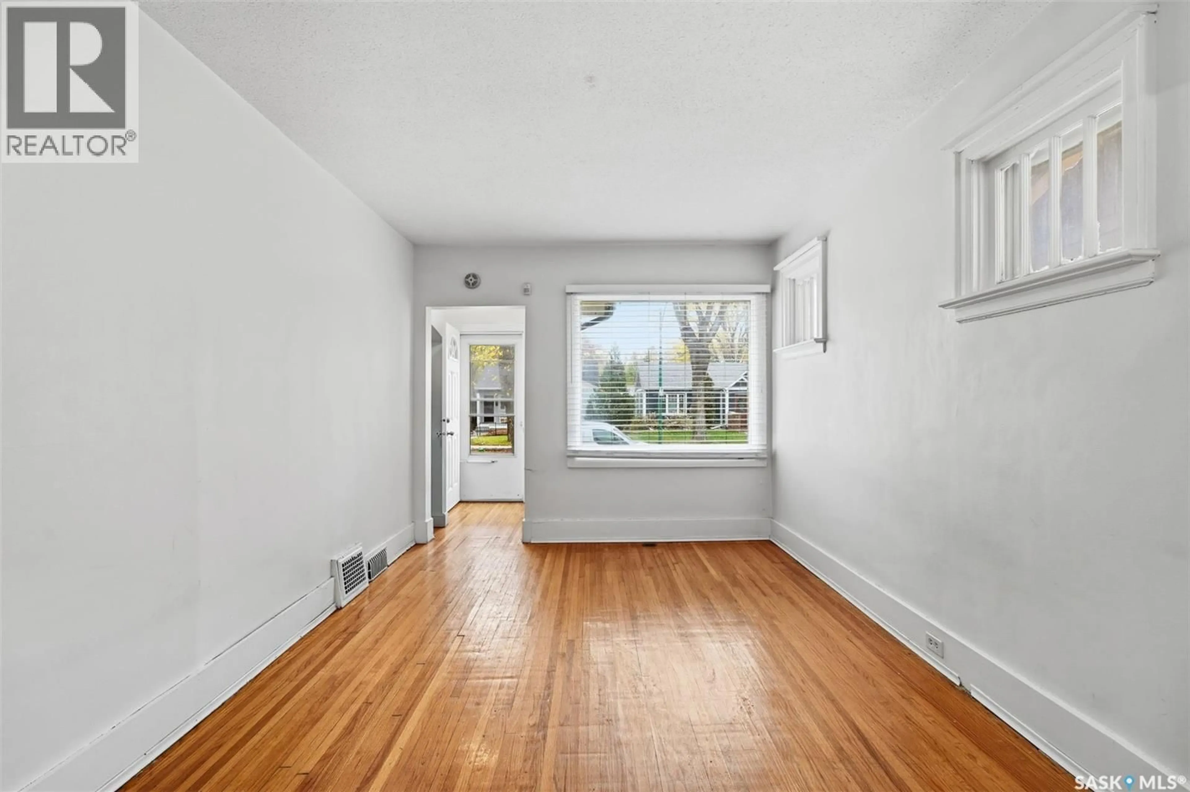 Indoor entryway for 813 4TH AVENUE, Saskatoon Saskatchewan S7K2N3