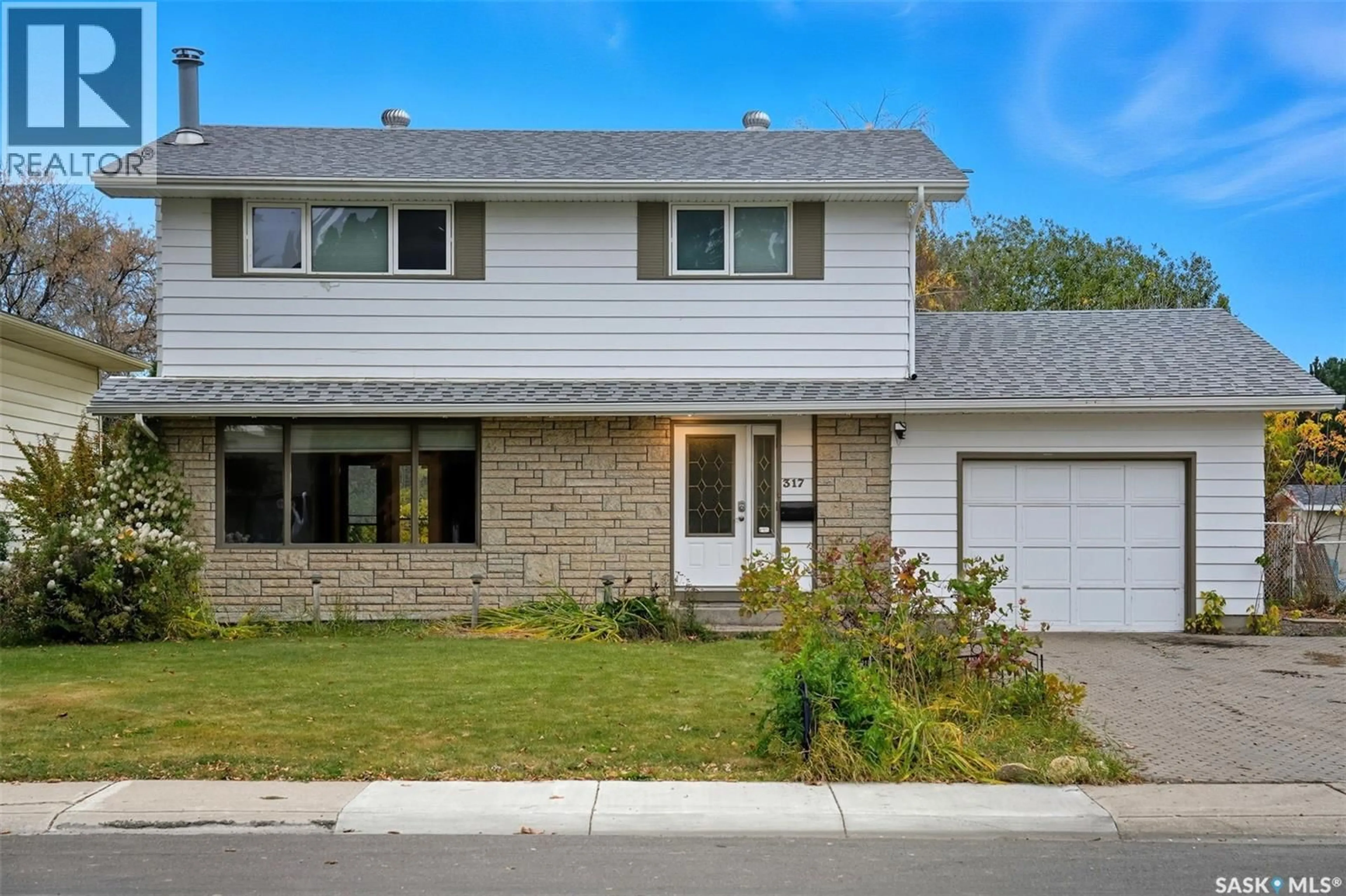 Home with vinyl exterior material, street for 317 ANDERSON CRESCENT, Saskatoon Saskatchewan S7M4P2