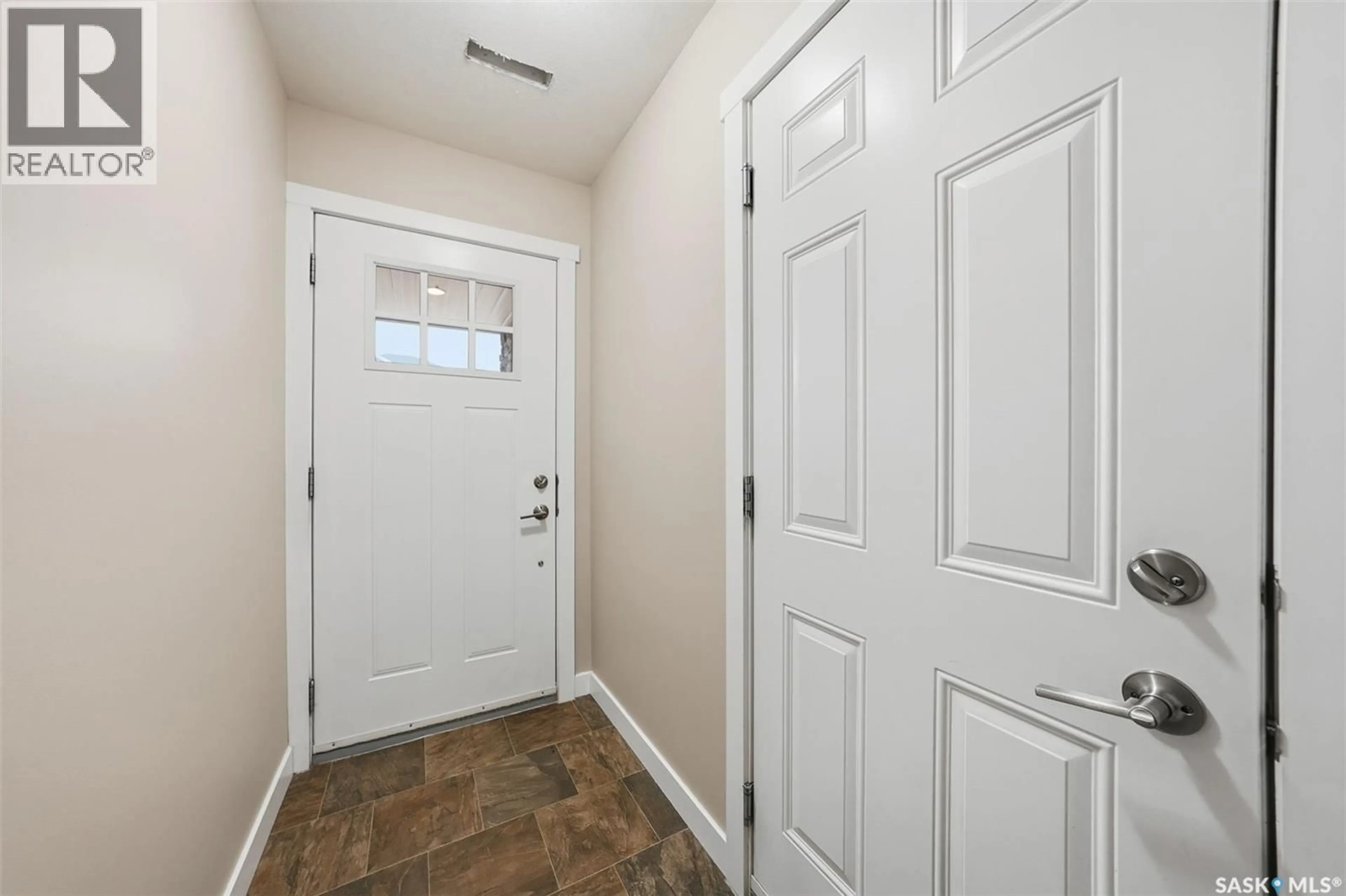 Indoor entryway for 560 PRINGLE CRESCENT, Saskatoon Saskatchewan S7T0W9