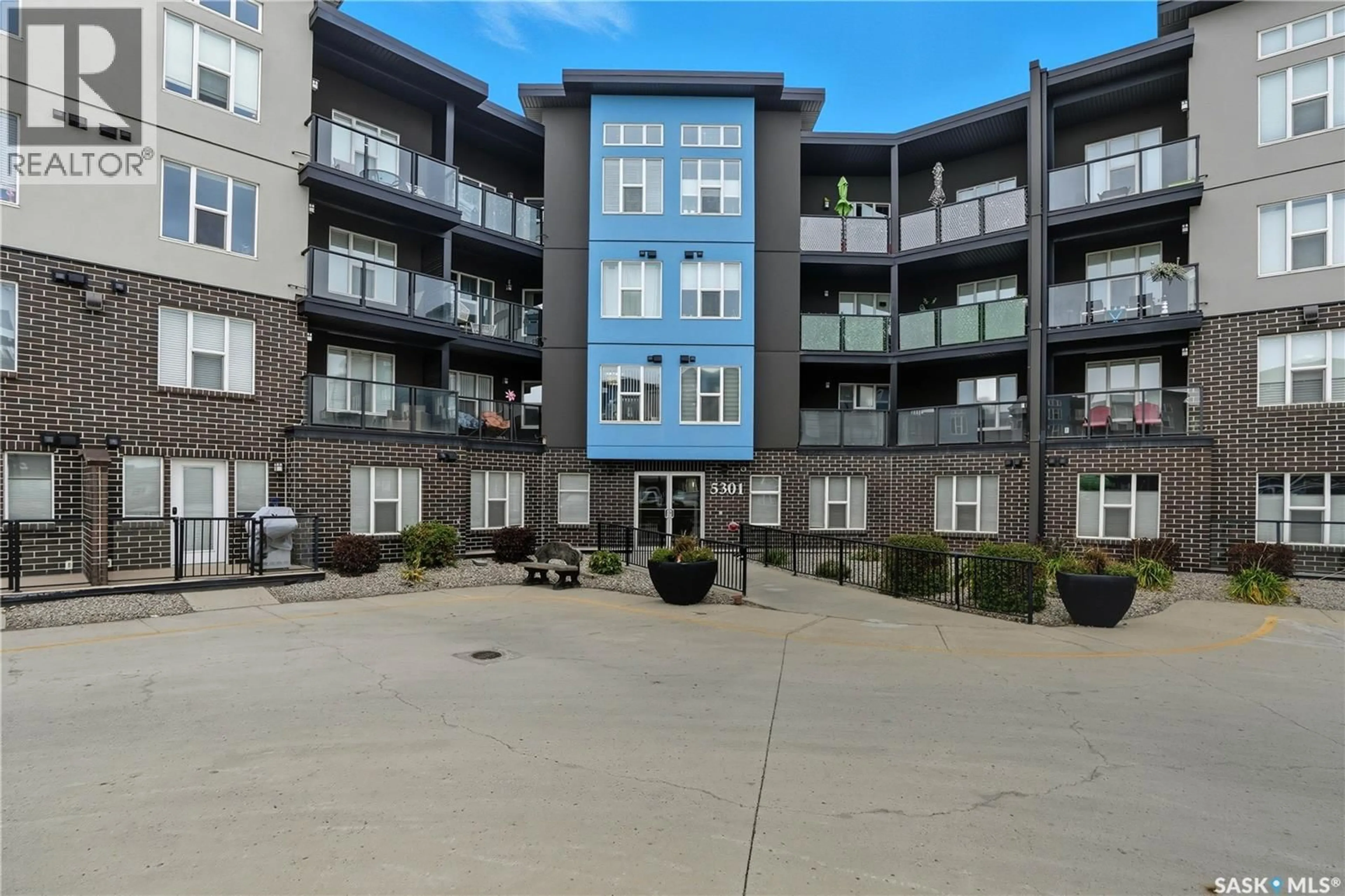Patio, building for 207 - 5301 UNIVERSAL CRESCENT, Regina Saskatchewan S4W0L2