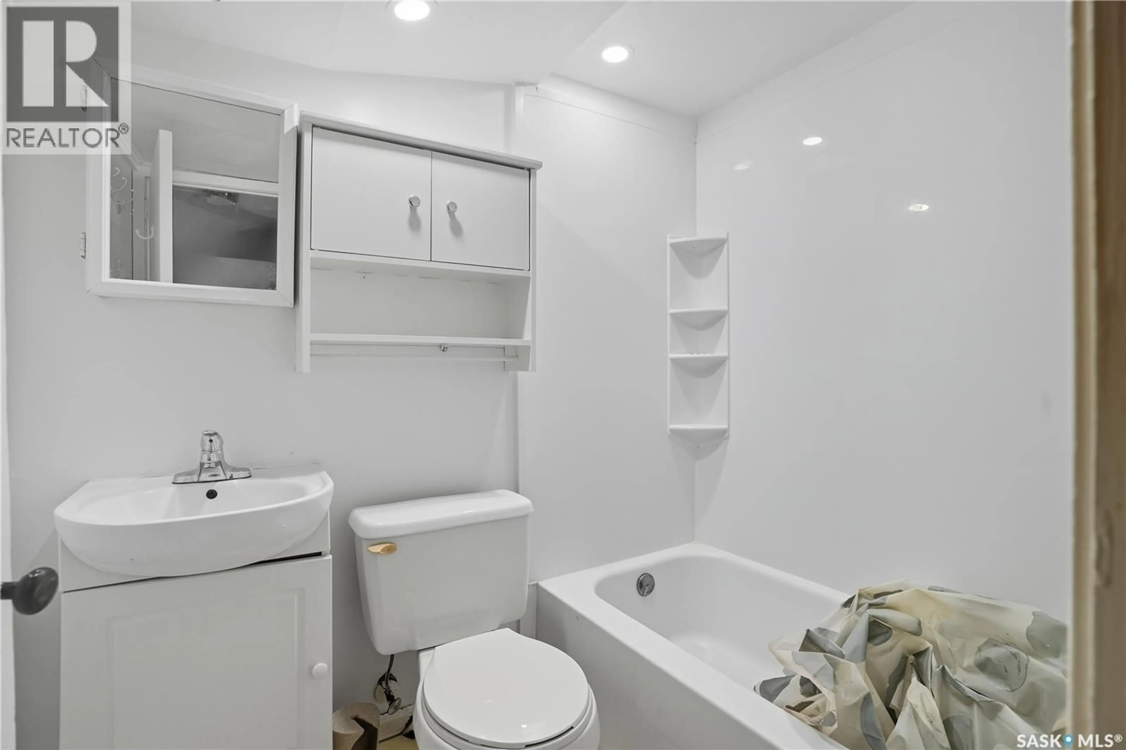 Standard bathroom, unknown for 1415 D AVENUE, Saskatoon Saskatchewan S7L1P5