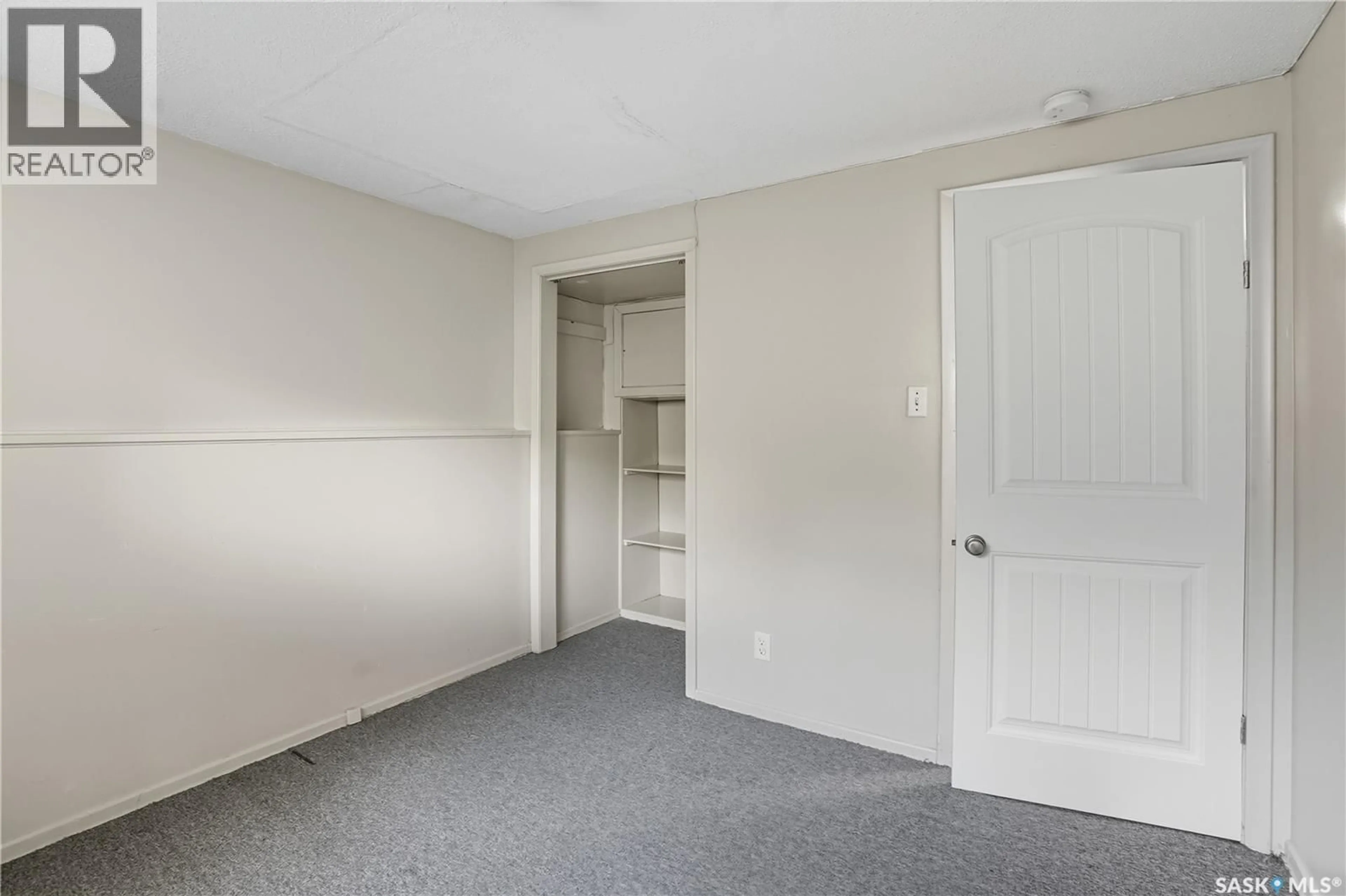 A pic of a room for 1415 D AVENUE, Saskatoon Saskatchewan S7L1P5