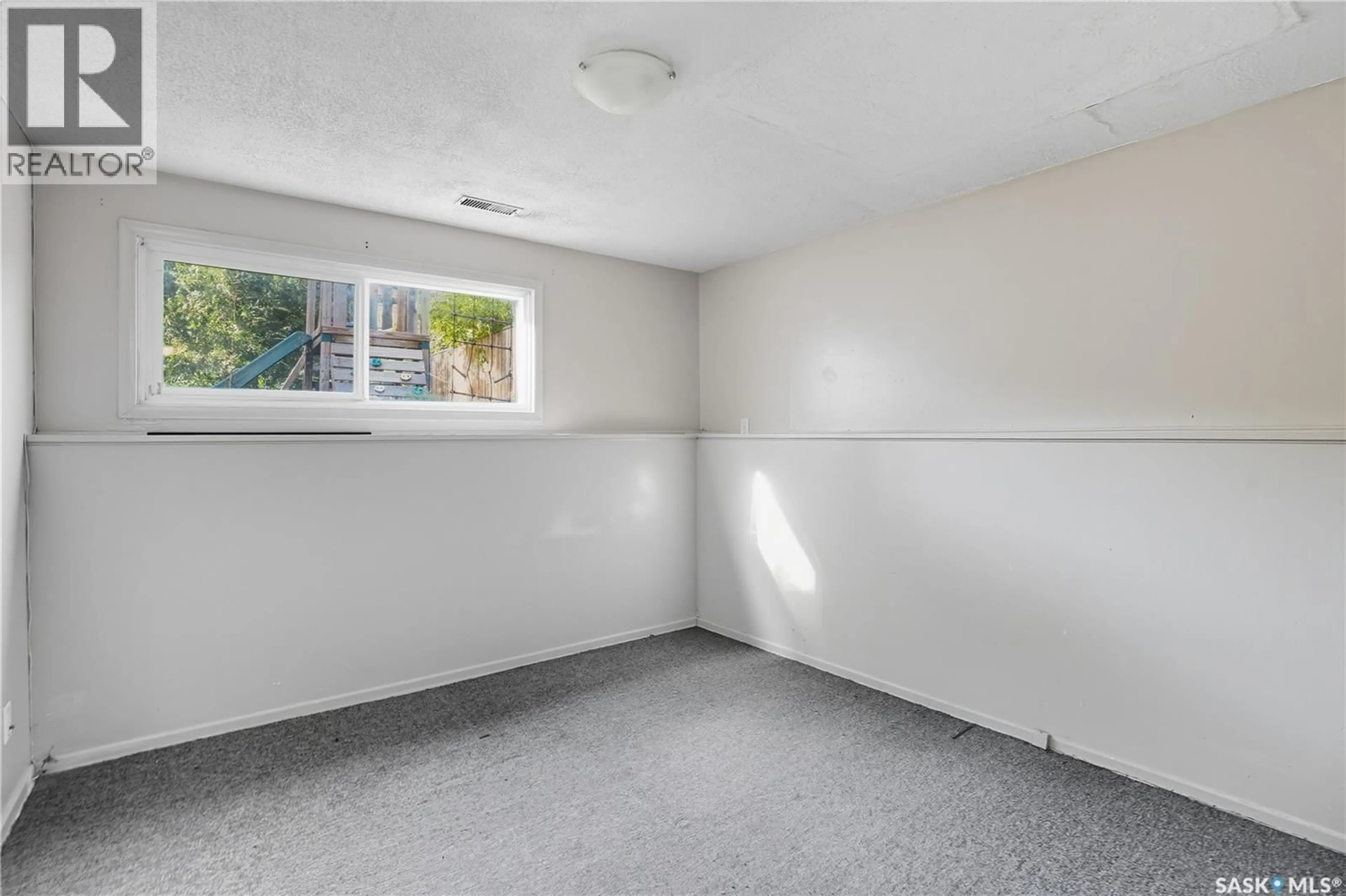 A pic of a room for 1415 D AVENUE, Saskatoon Saskatchewan S7L1P5