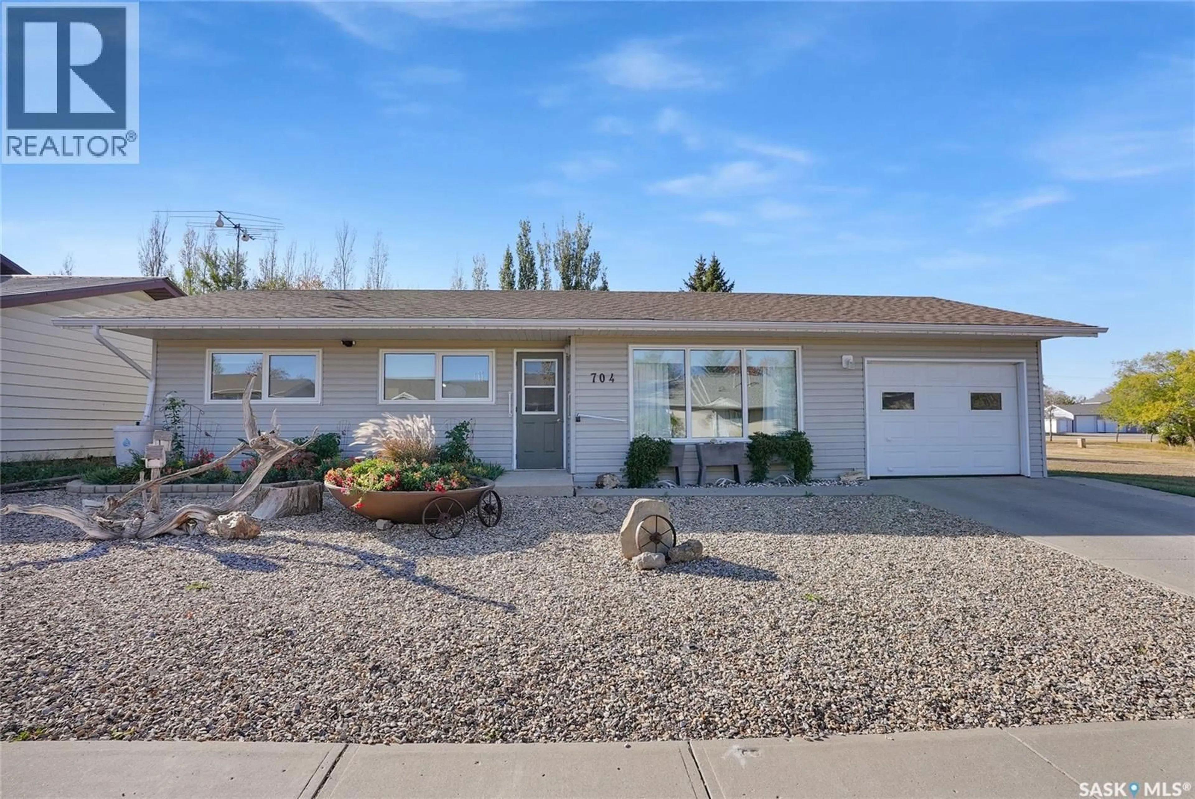 Home with vinyl exterior material, street for 704 LEEVILLE DRIVE, Assiniboia Saskatchewan S0H0B0