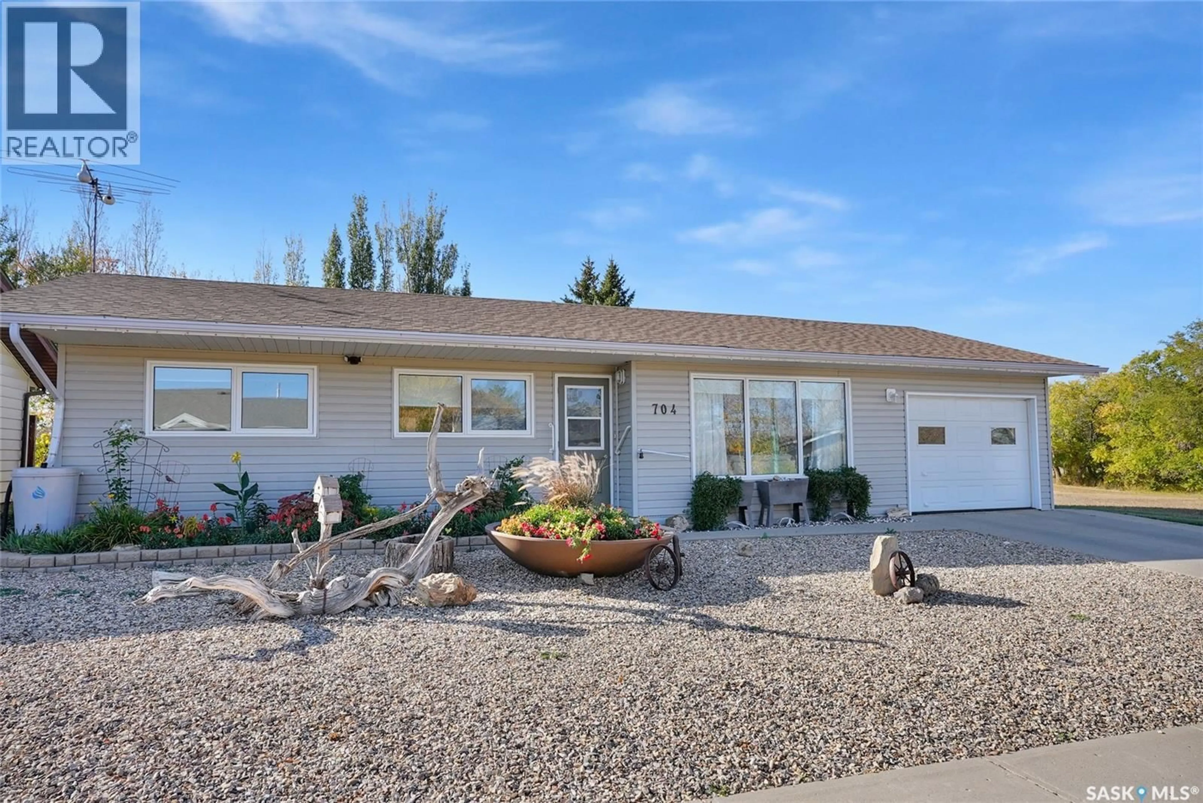 Home with vinyl exterior material, street for 704 LEEVILLE DRIVE, Assiniboia Saskatchewan S0H0B0