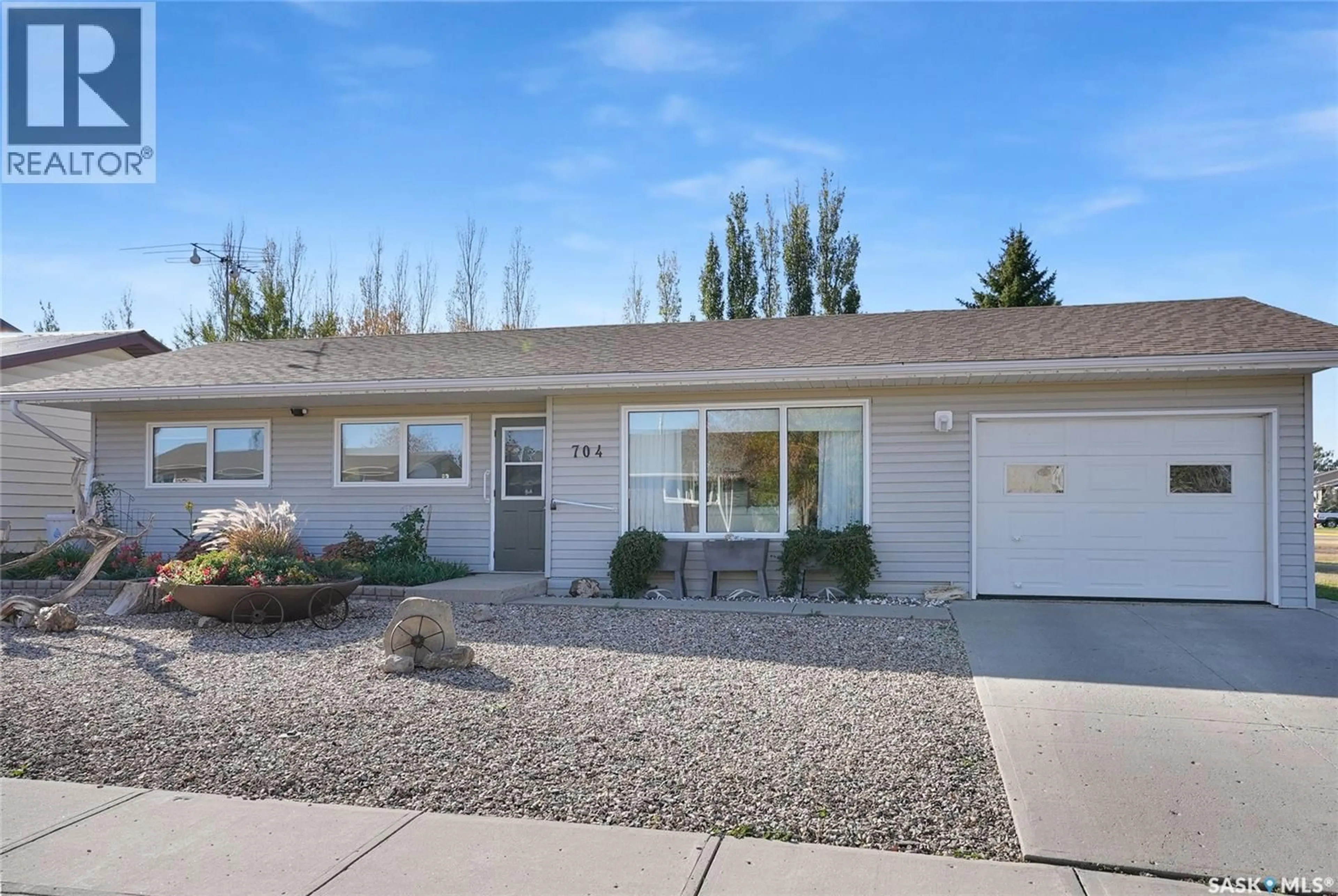 Home with vinyl exterior material, street for 704 LEEVILLE DRIVE, Assiniboia Saskatchewan S0H0B0