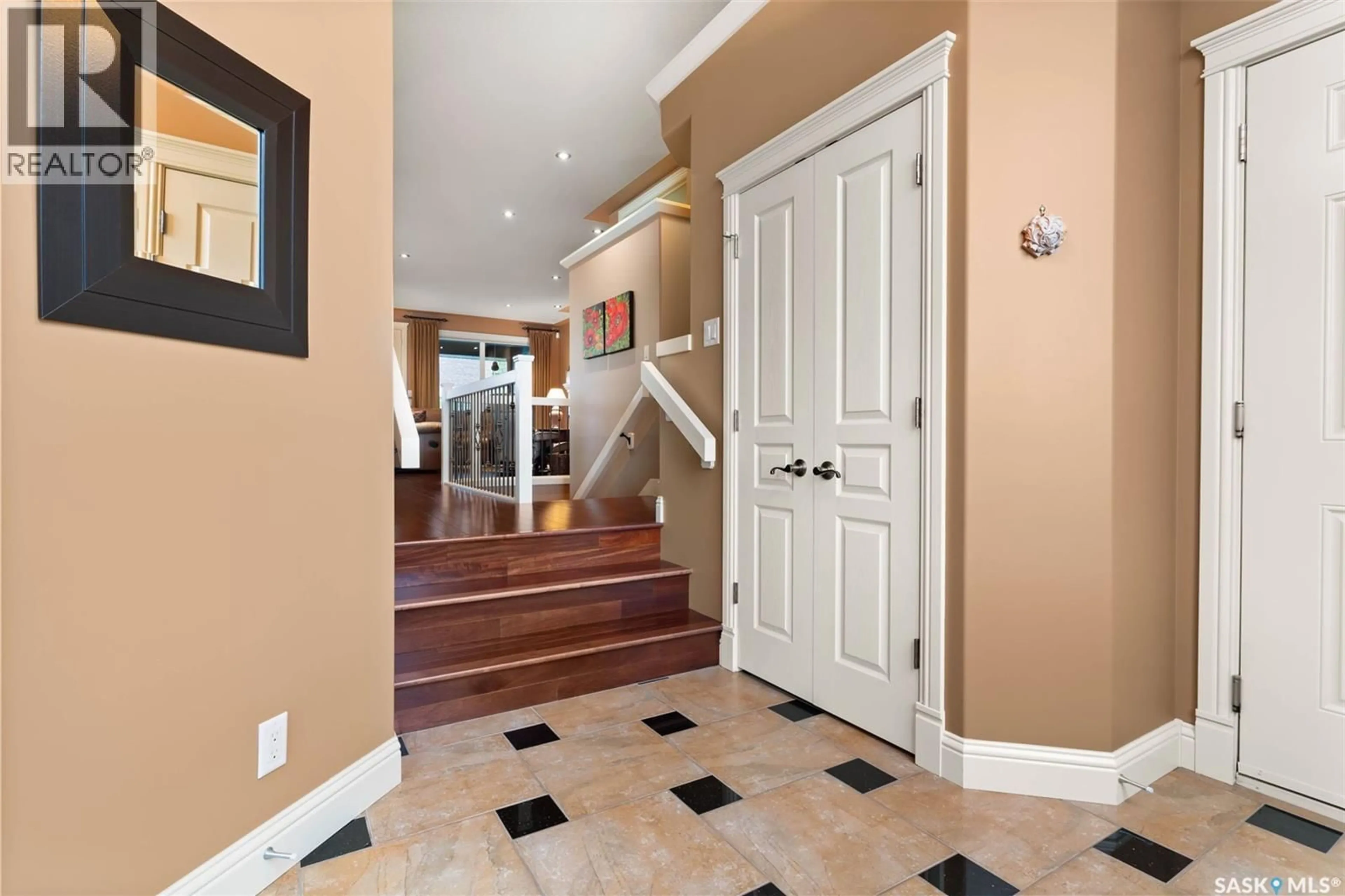 Indoor entryway for 8506 WASCANA GARDENS ROAD, Regina Saskatchewan S4V1G1