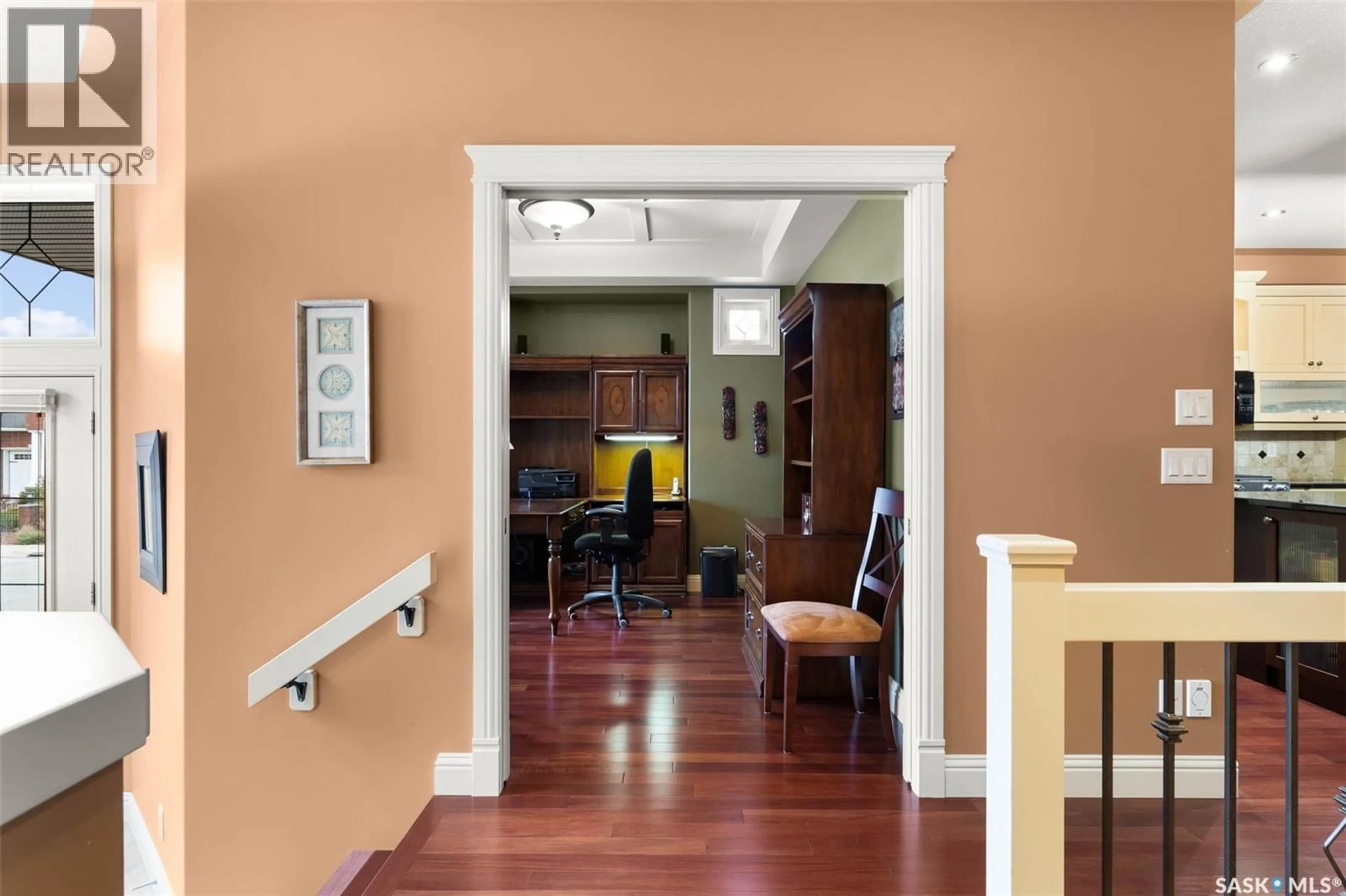 Indoor foyer for 8506 WASCANA GARDENS ROAD, Regina Saskatchewan S4V1G1