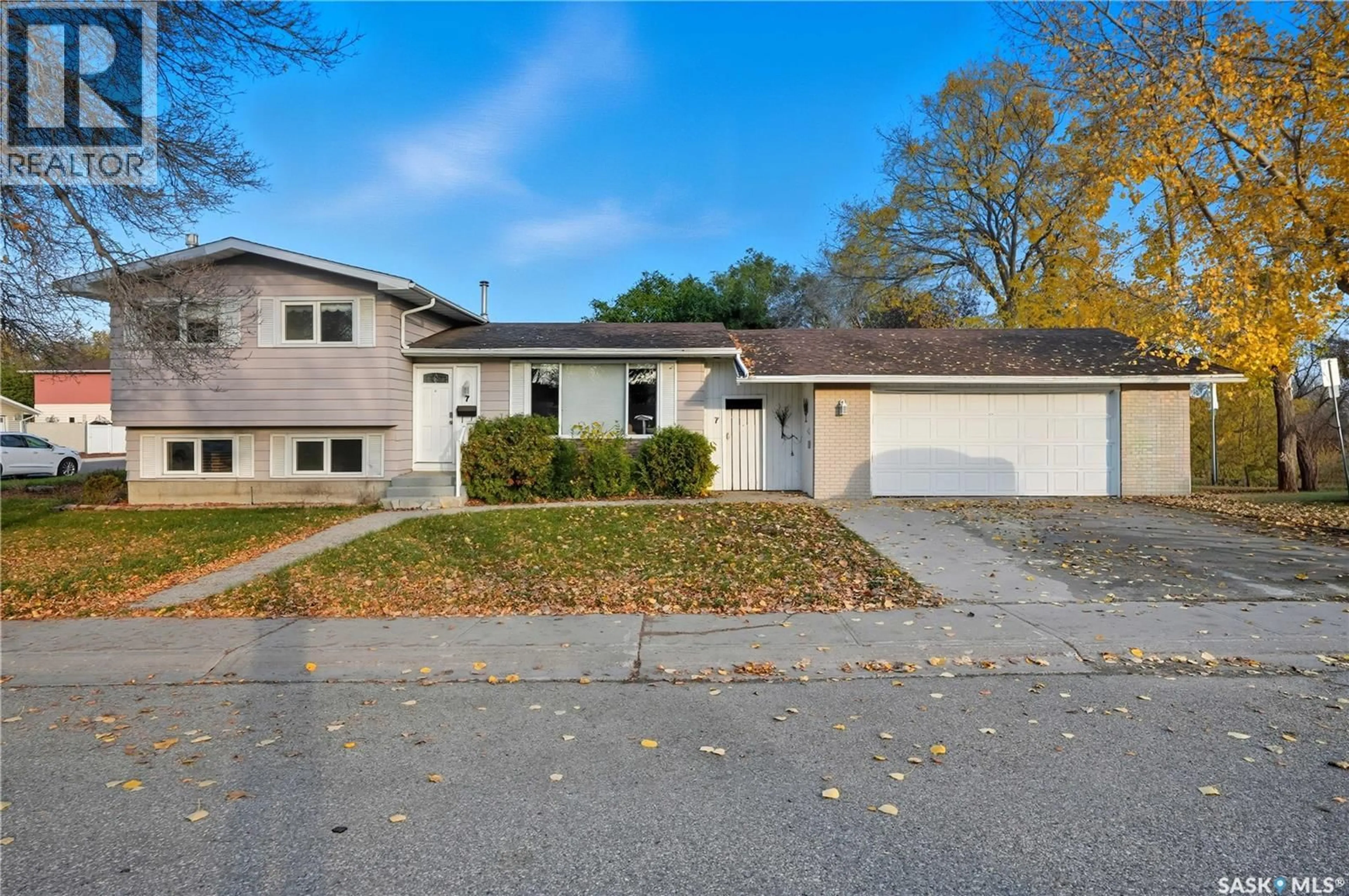Home with vinyl exterior material, street for 7 UNIVERSITY PARK DRIVE, Regina Saskatchewan S4V0C8
