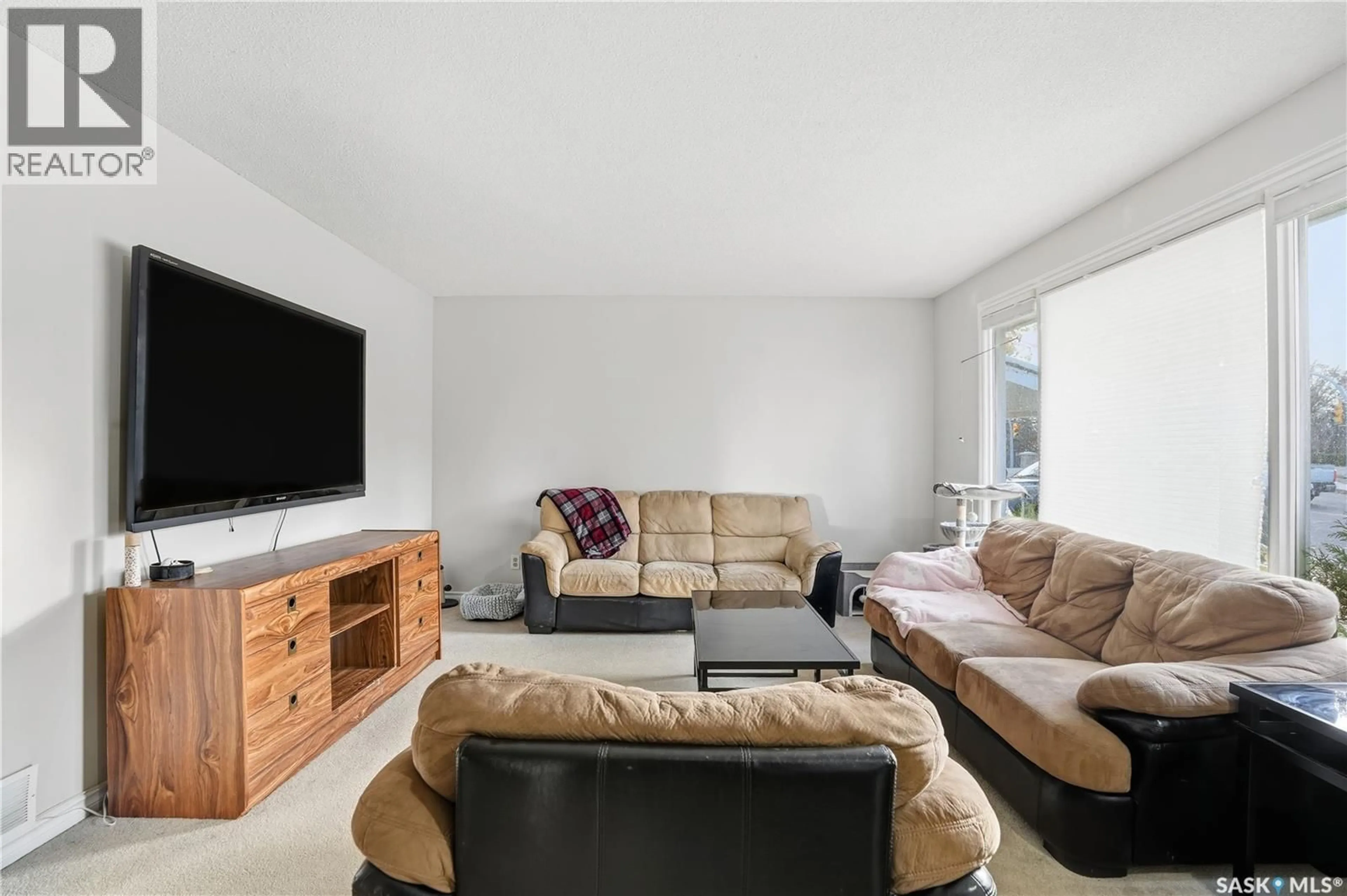 Living room with furniture, unknown for 7 UNIVERSITY PARK DRIVE, Regina Saskatchewan S4V0C8
