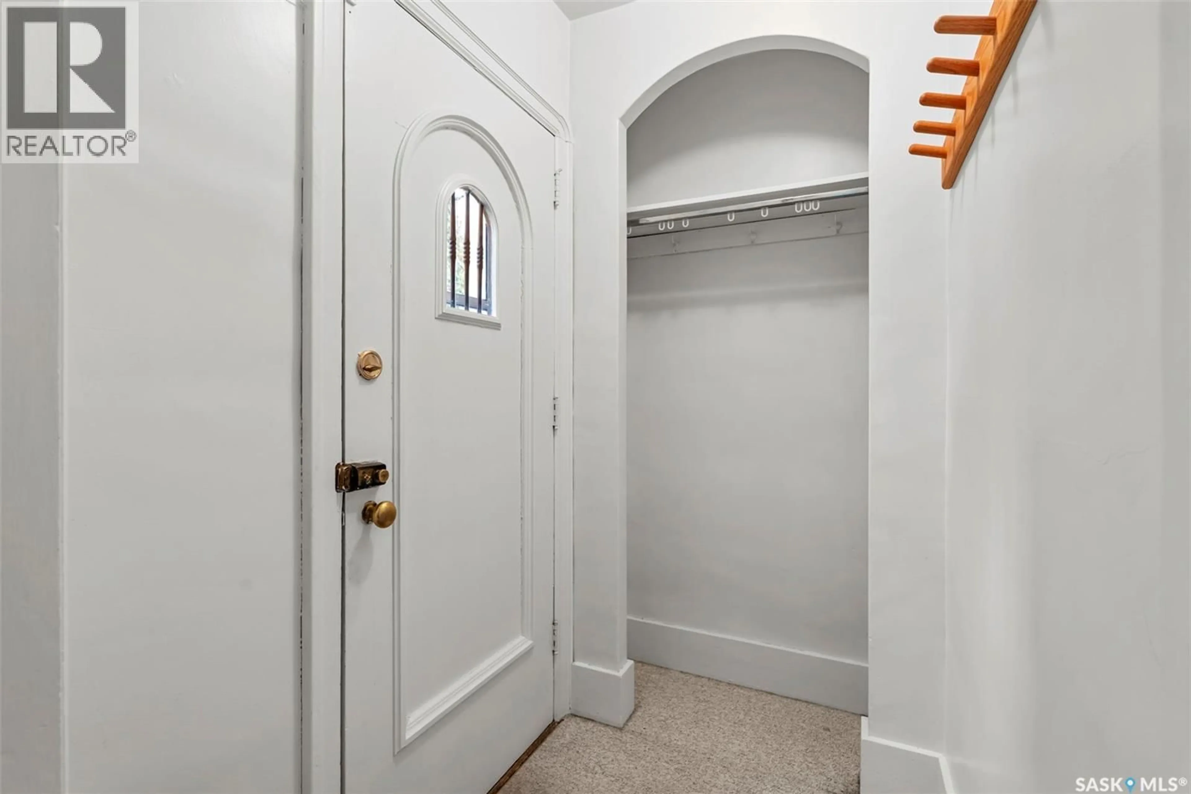 Indoor entryway for 131 6TH STREET, Saskatoon Saskatchewan S7H1B4