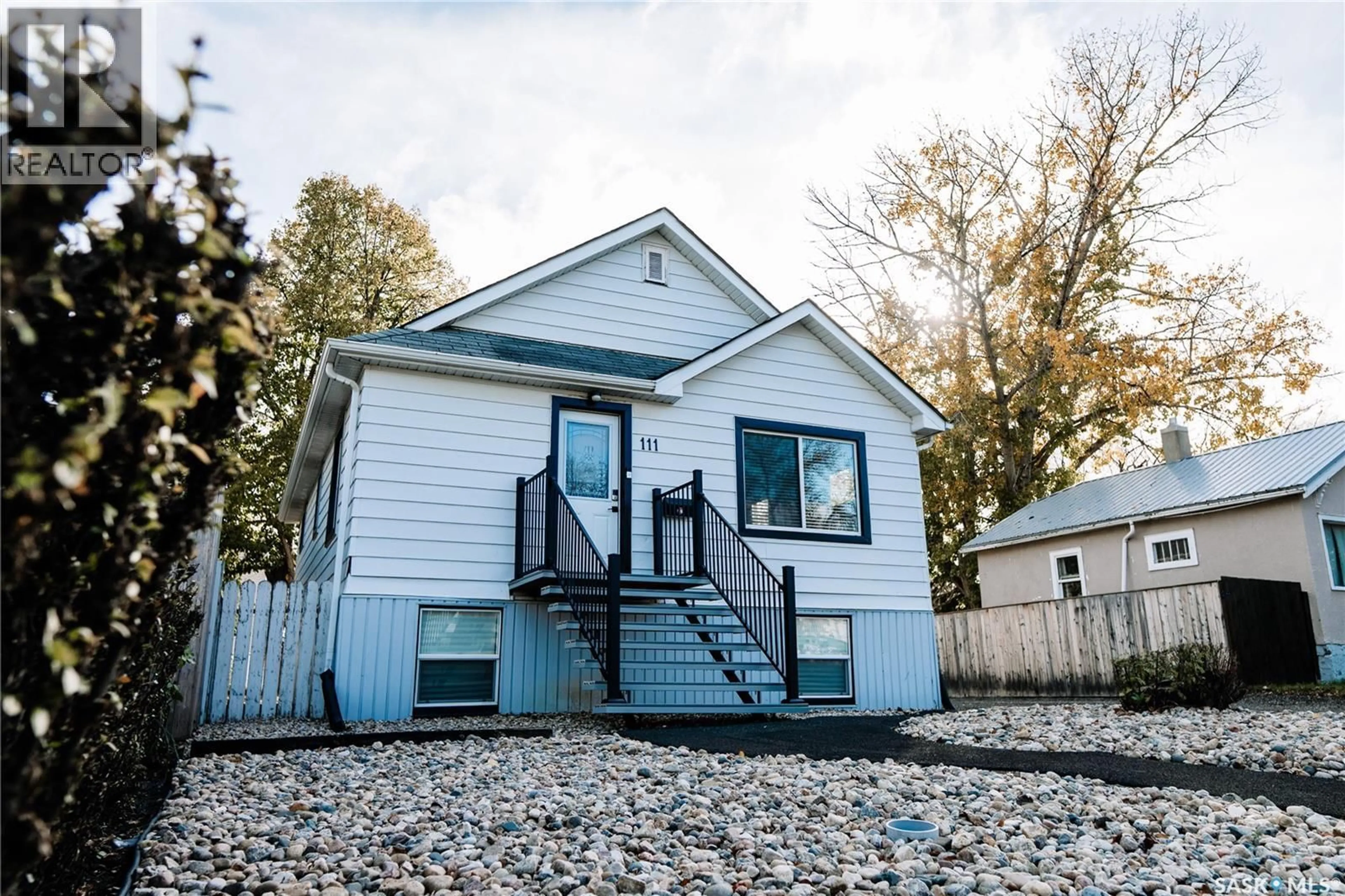 Home with vinyl exterior material, building for 111 COLLEGE AVENUE, Regina Saskatchewan S4N0W4