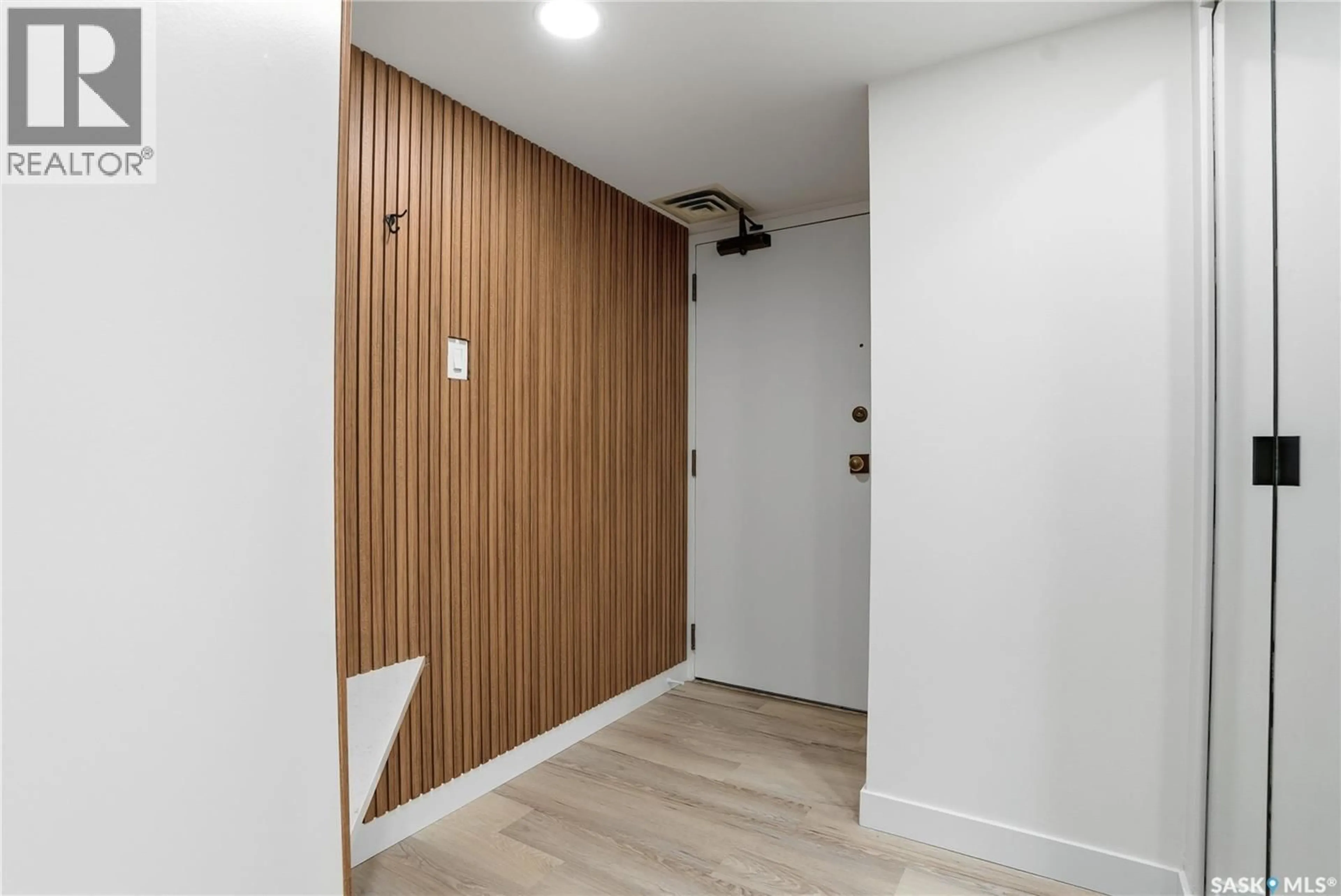Indoor foyer for 424 - 470 SPADINA CRESCENT E, Saskatoon Saskatchewan S7K6X7