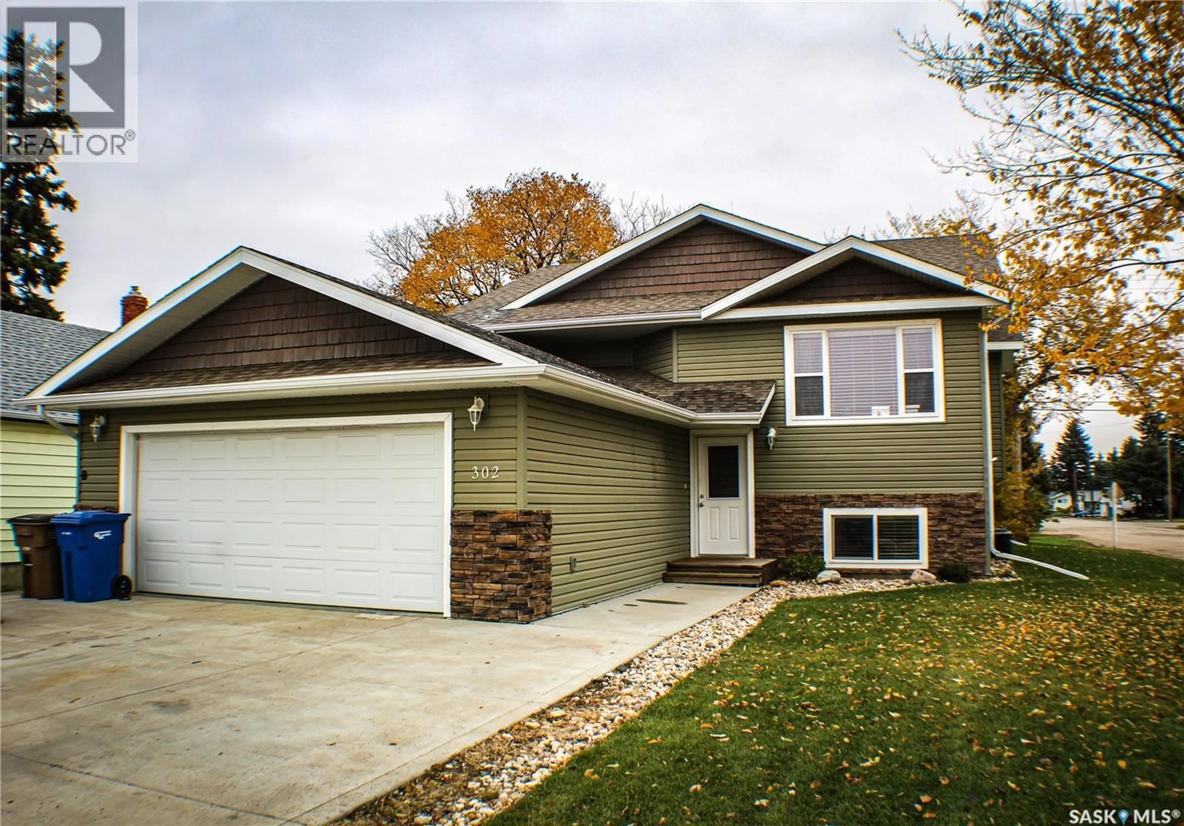 Home with vinyl exterior material, street for 302 HIGGINS AVENUE, Melfort Saskatchewan S0E1A0