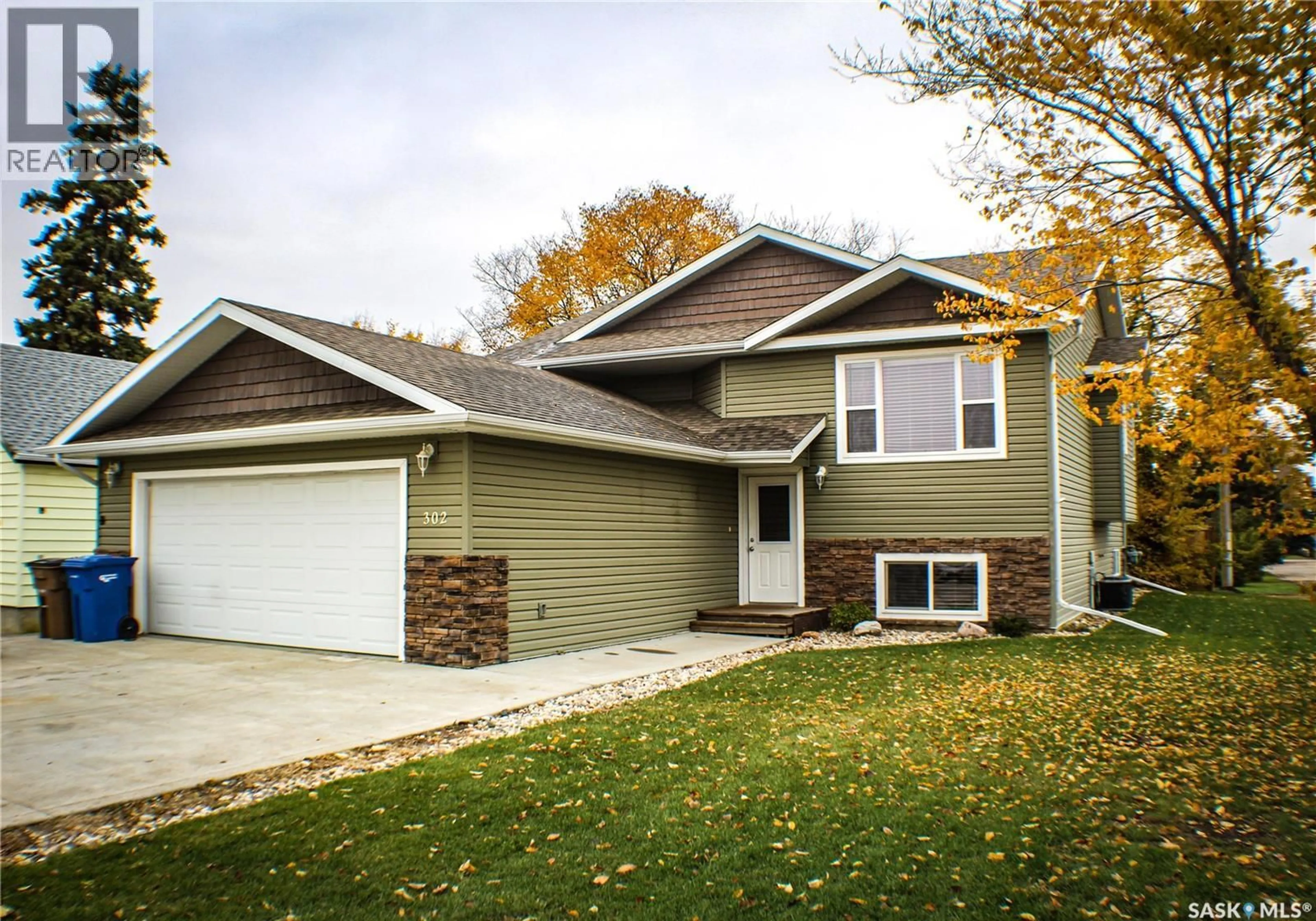 Home with vinyl exterior material, street for 302 HIGGINS AVENUE, Melfort Saskatchewan S0E1A0