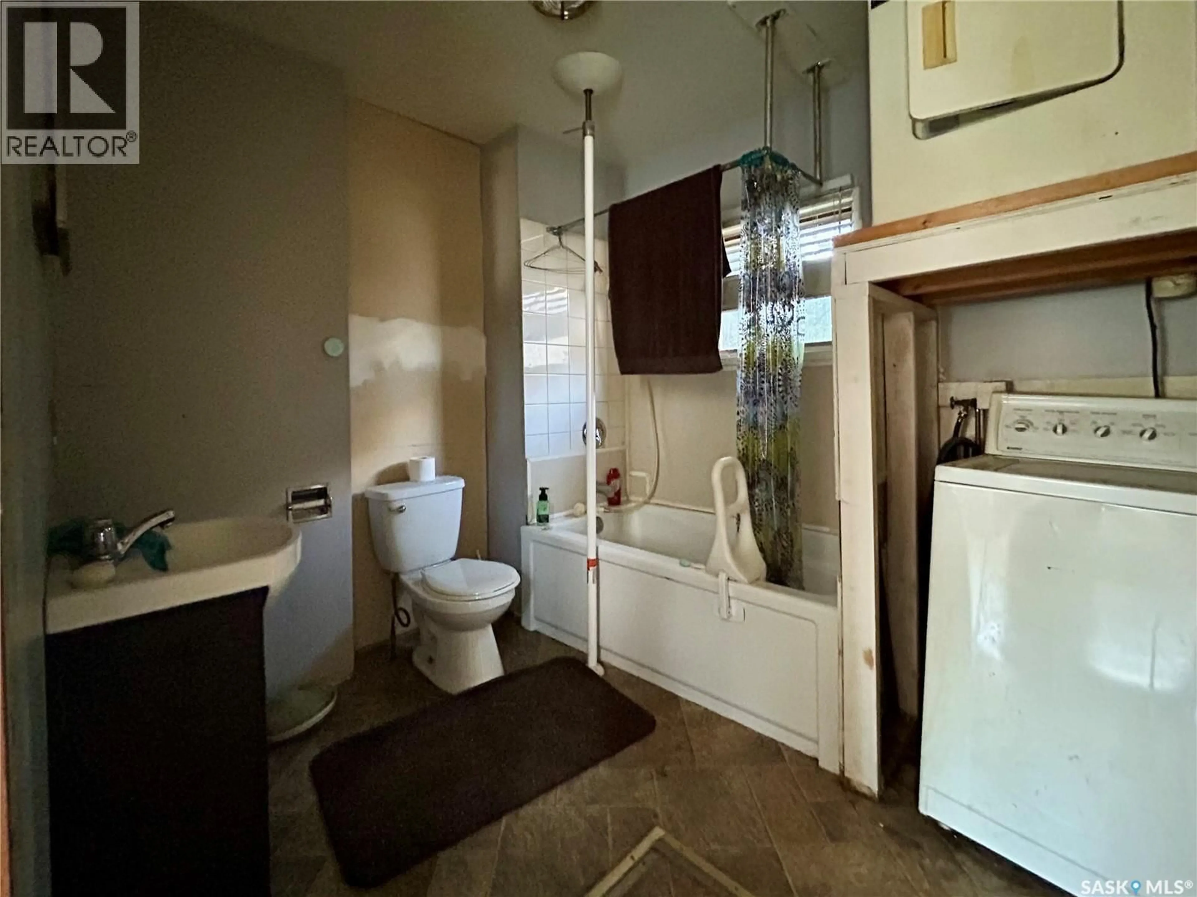 Standard bathroom, ceramic/tile floor for 1122 IROQUOIS STREET, Moose Jaw Saskatchewan S6H5B9