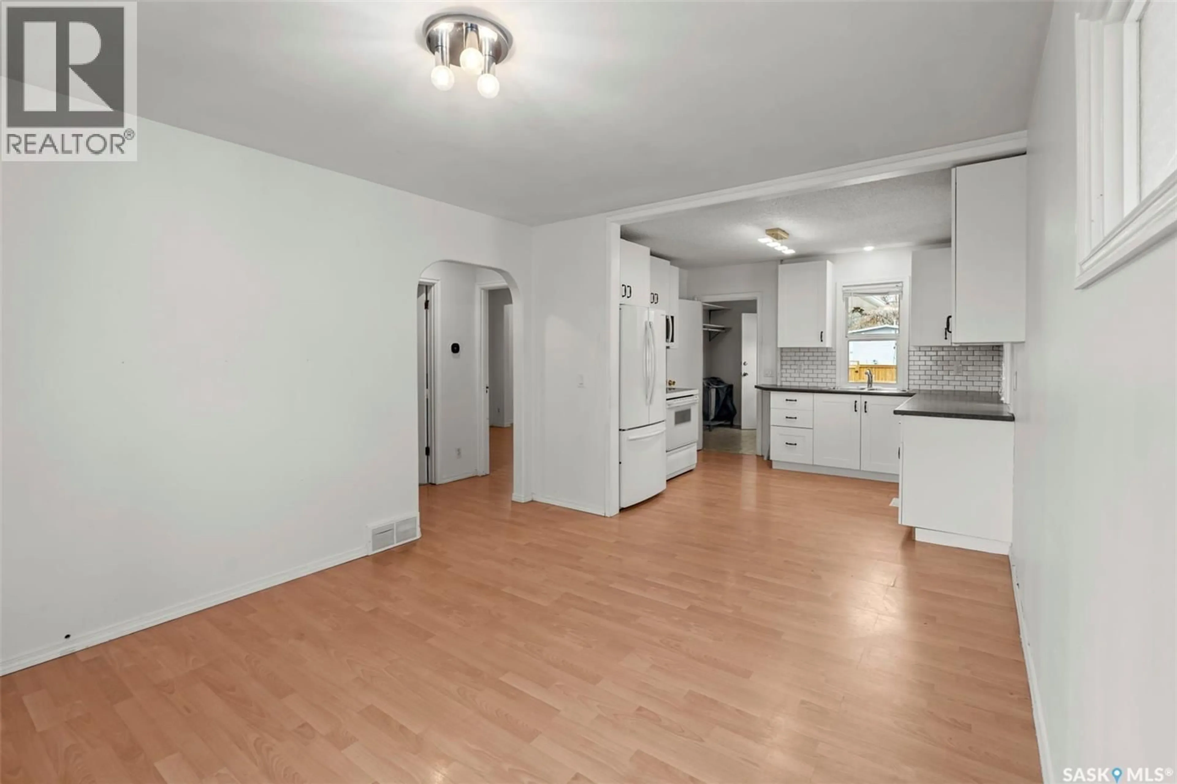 A pic of a room for 1508 H AVENUE, Saskatoon Saskatchewan S7L2E8
