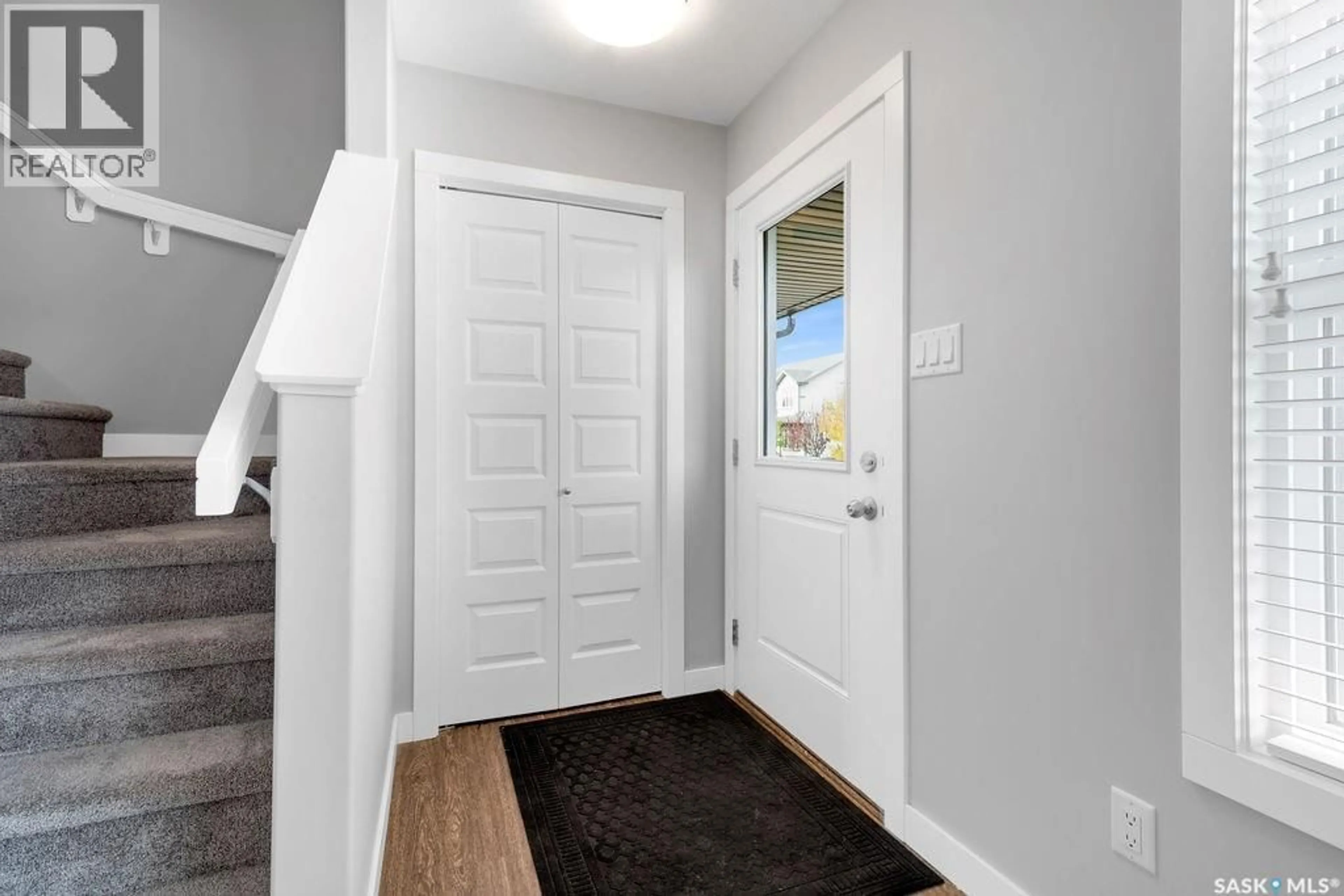 Indoor entryway for 2833 ROCHDALE BOULEVARD, Regina Saskatchewan S4X0N1