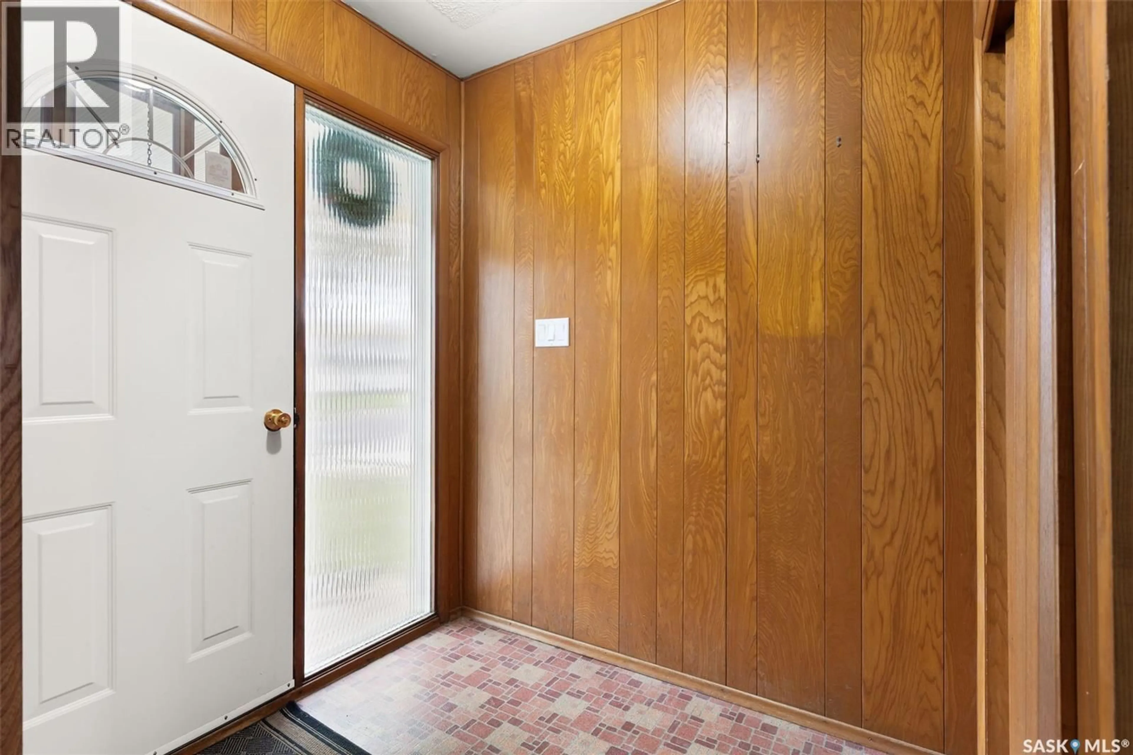 Indoor entryway for 100 KNOWLES CRESCENT, Regina Saskatchewan S4S4P1