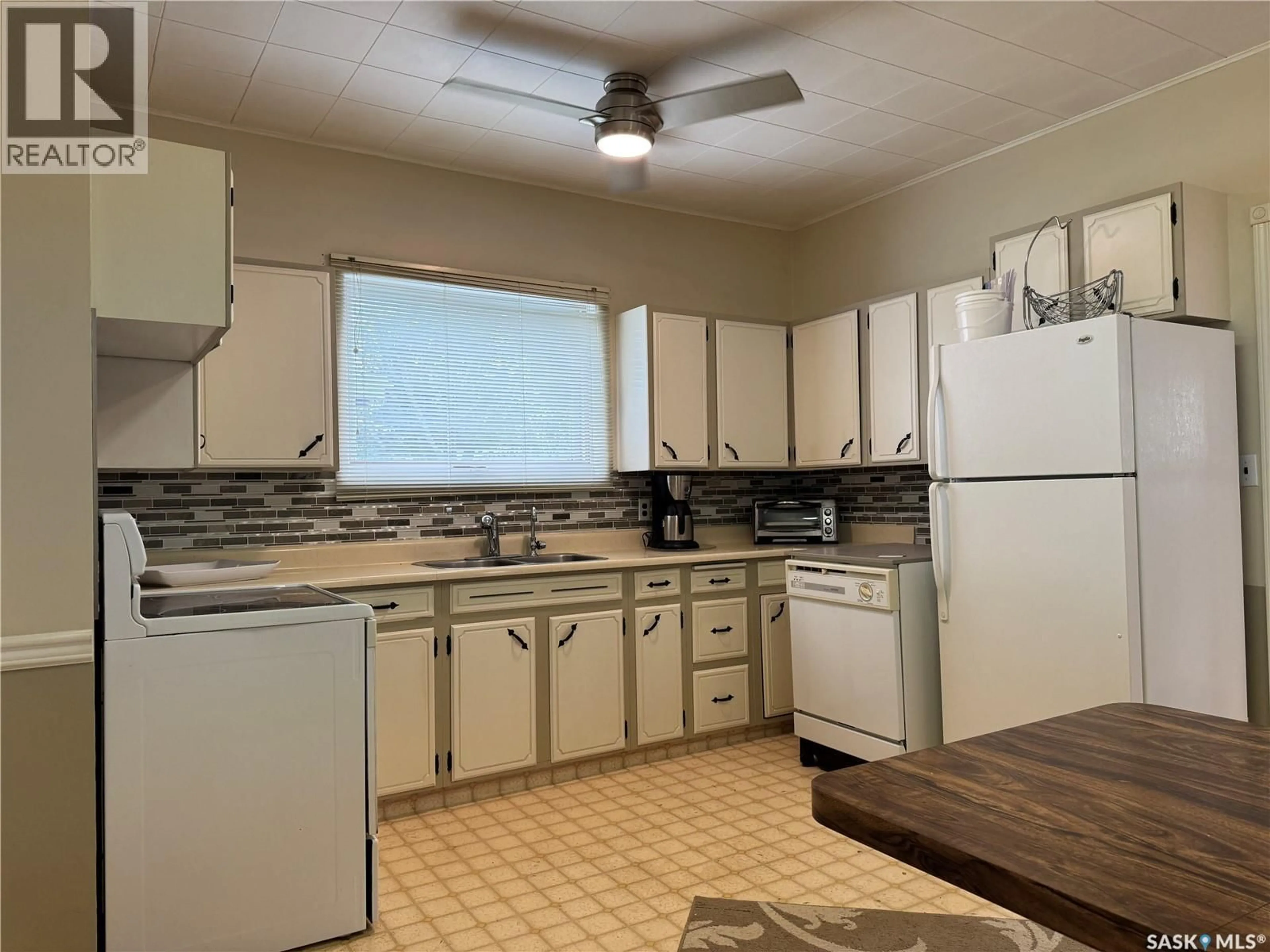 Standard kitchen, unknown for E - 405 3RD STREET, Wynyard Saskatchewan S0A4T0
