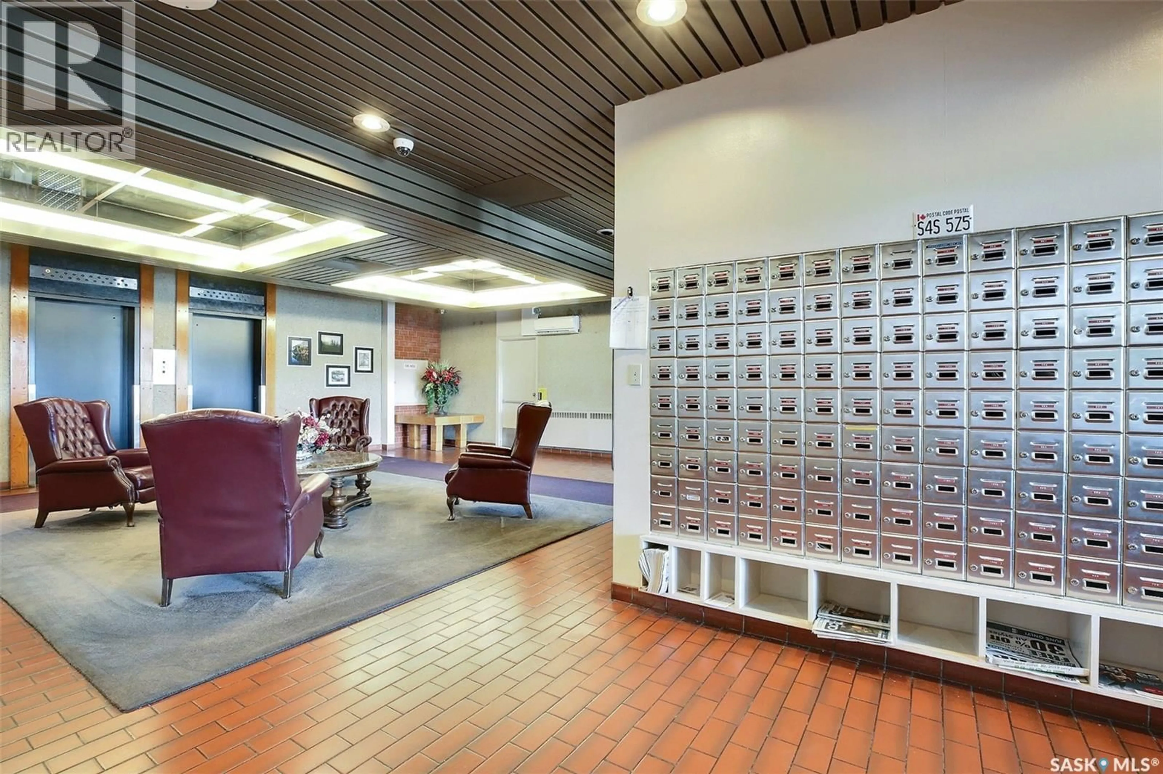 Indoor foyer for 204 - 3520 HILLSDALE STREET, Regina Saskatchewan S4S5Z5