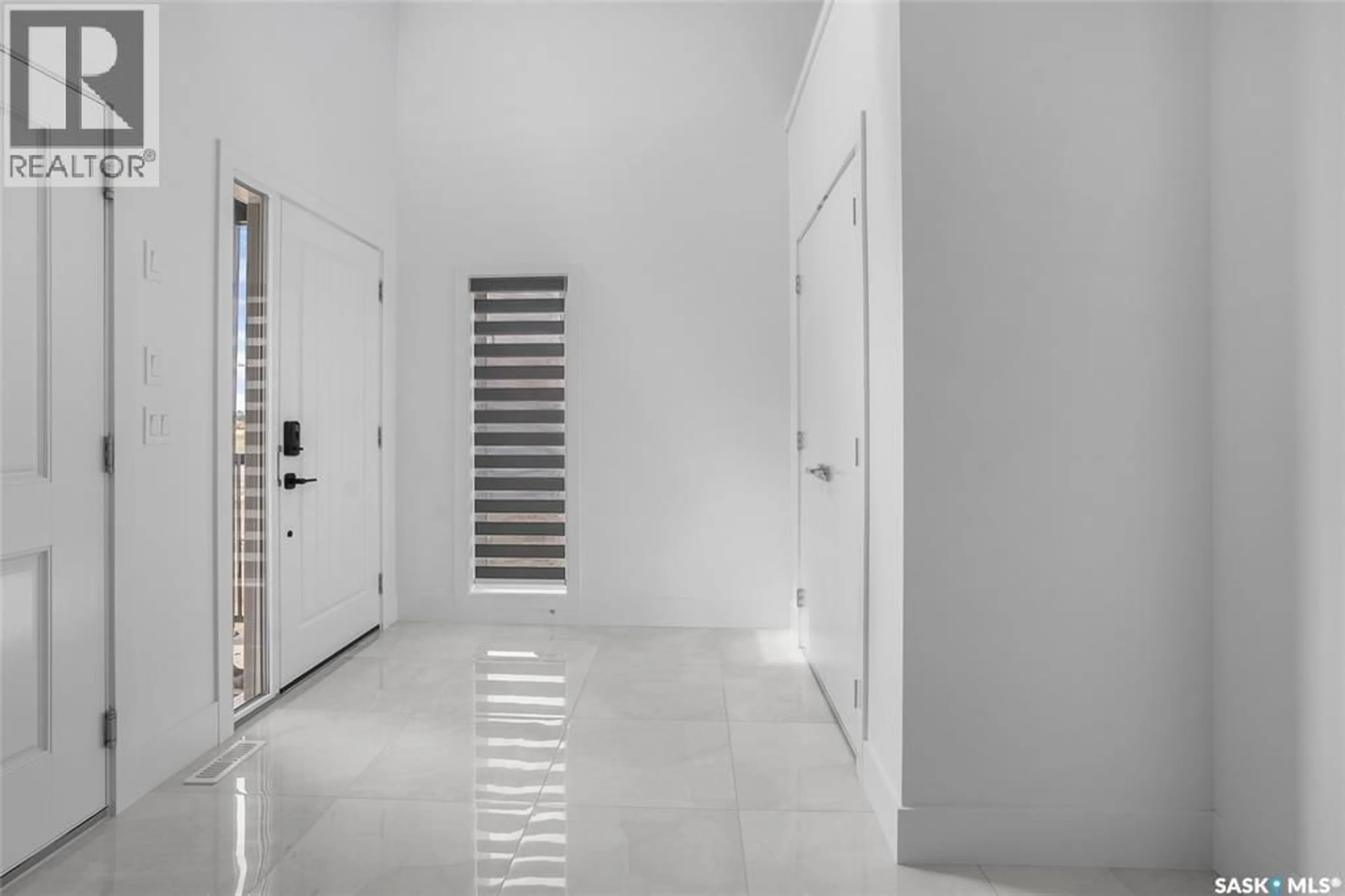 Indoor foyer for 462 NAZARALI MANOR, Saskatoon Saskatchewan S7V1X4