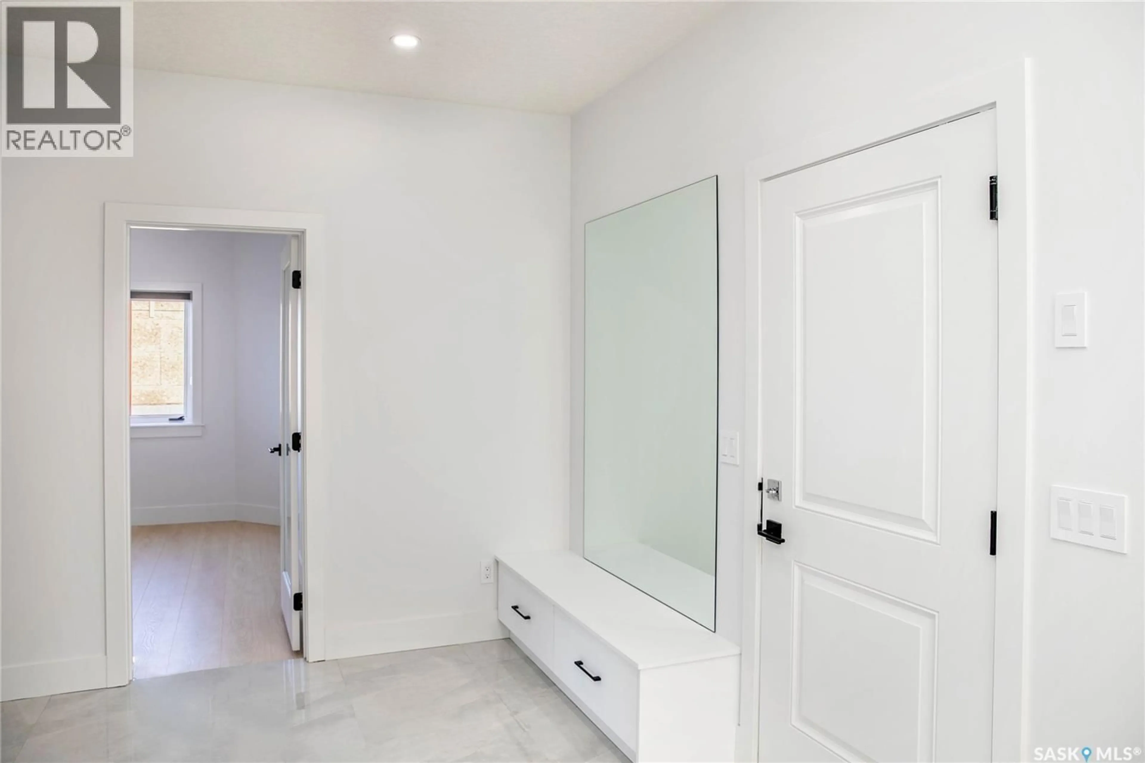 Indoor entryway for 462 NAZARALI MANOR, Saskatoon Saskatchewan S7V1X4