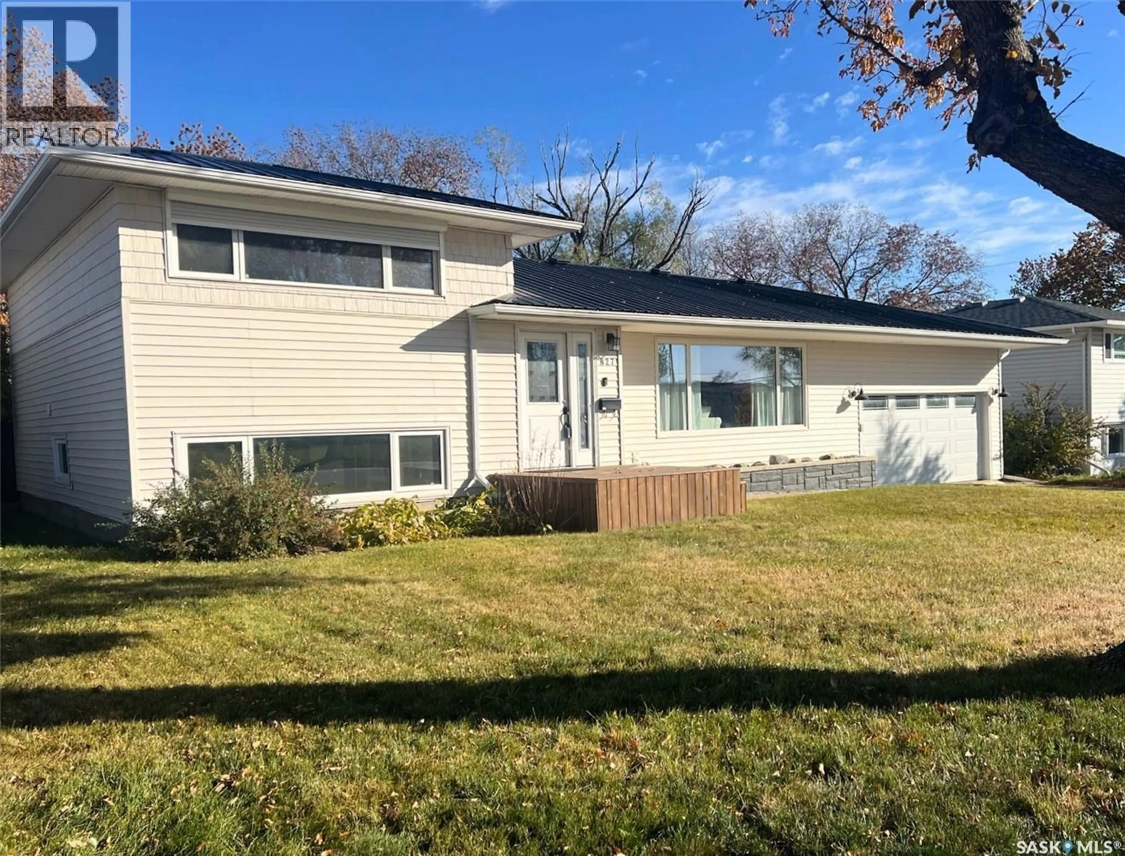 Home with vinyl exterior material, street for 827 10TH AVENUE, Swift Current Saskatchewan S9H2T6