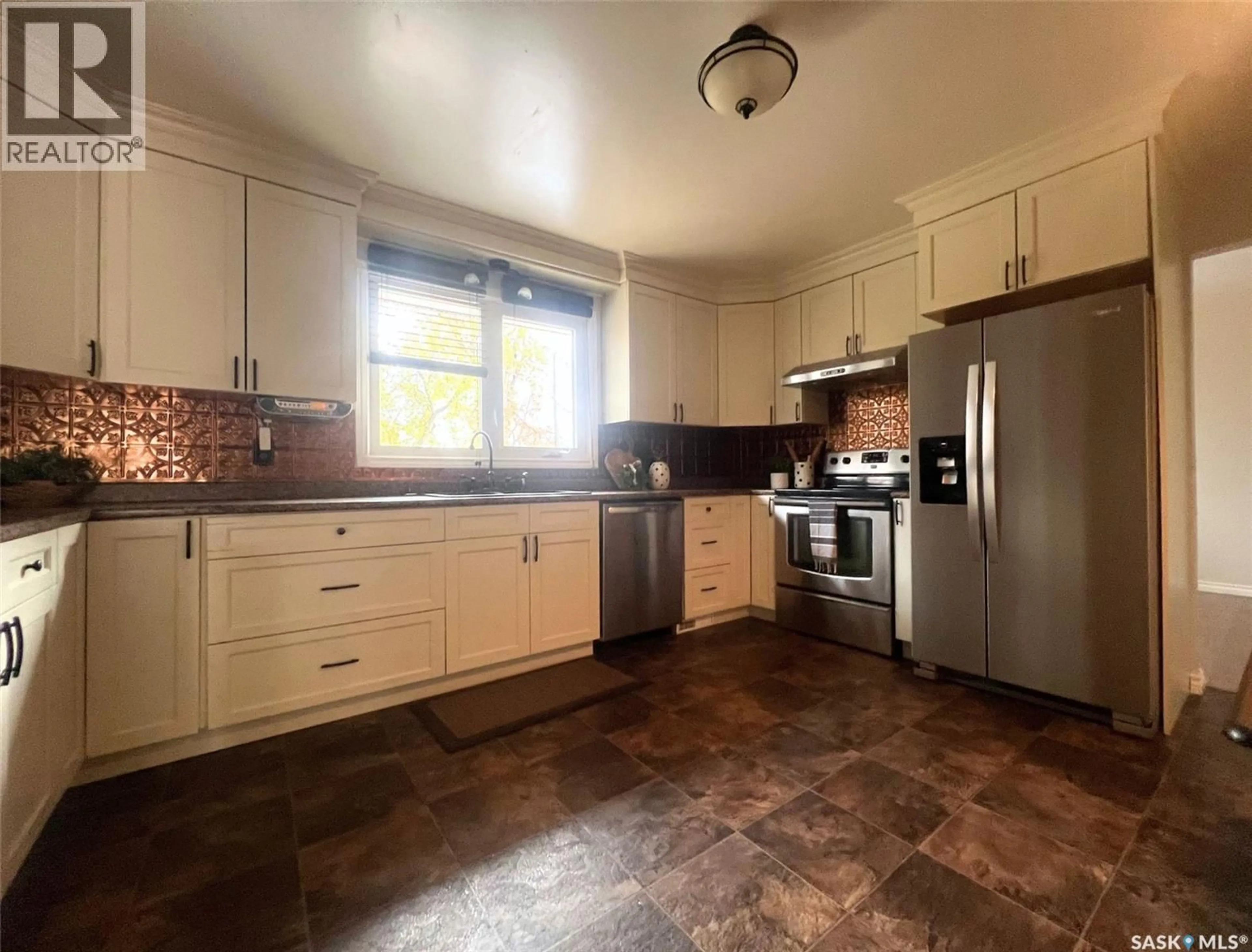 Standard kitchen, unknown for 827 10TH AVENUE, Swift Current Saskatchewan S9H2T6