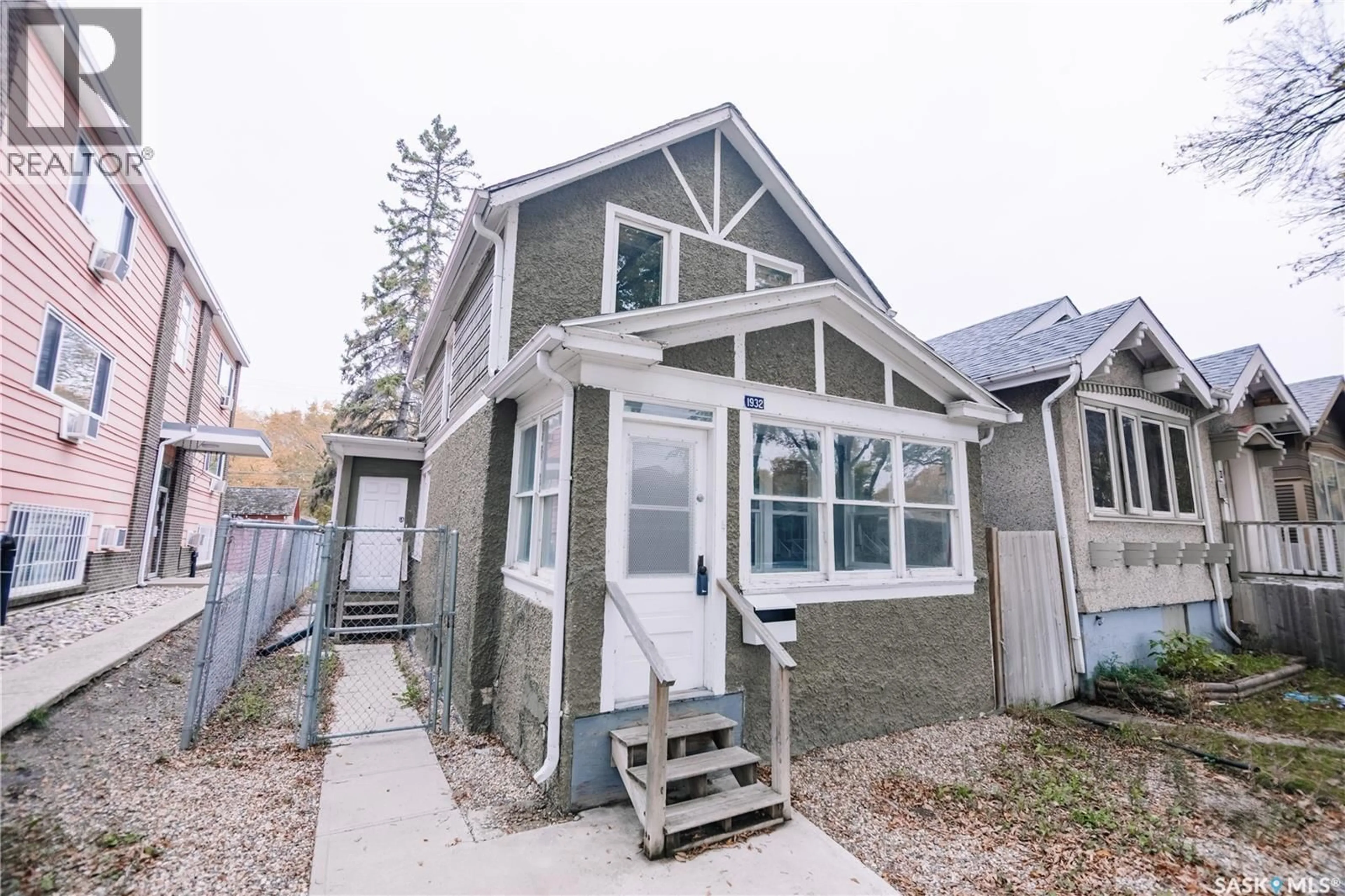 Home with vinyl exterior material, street for 1932 QUEBEC STREET, Regina Saskatchewan S4P1J7