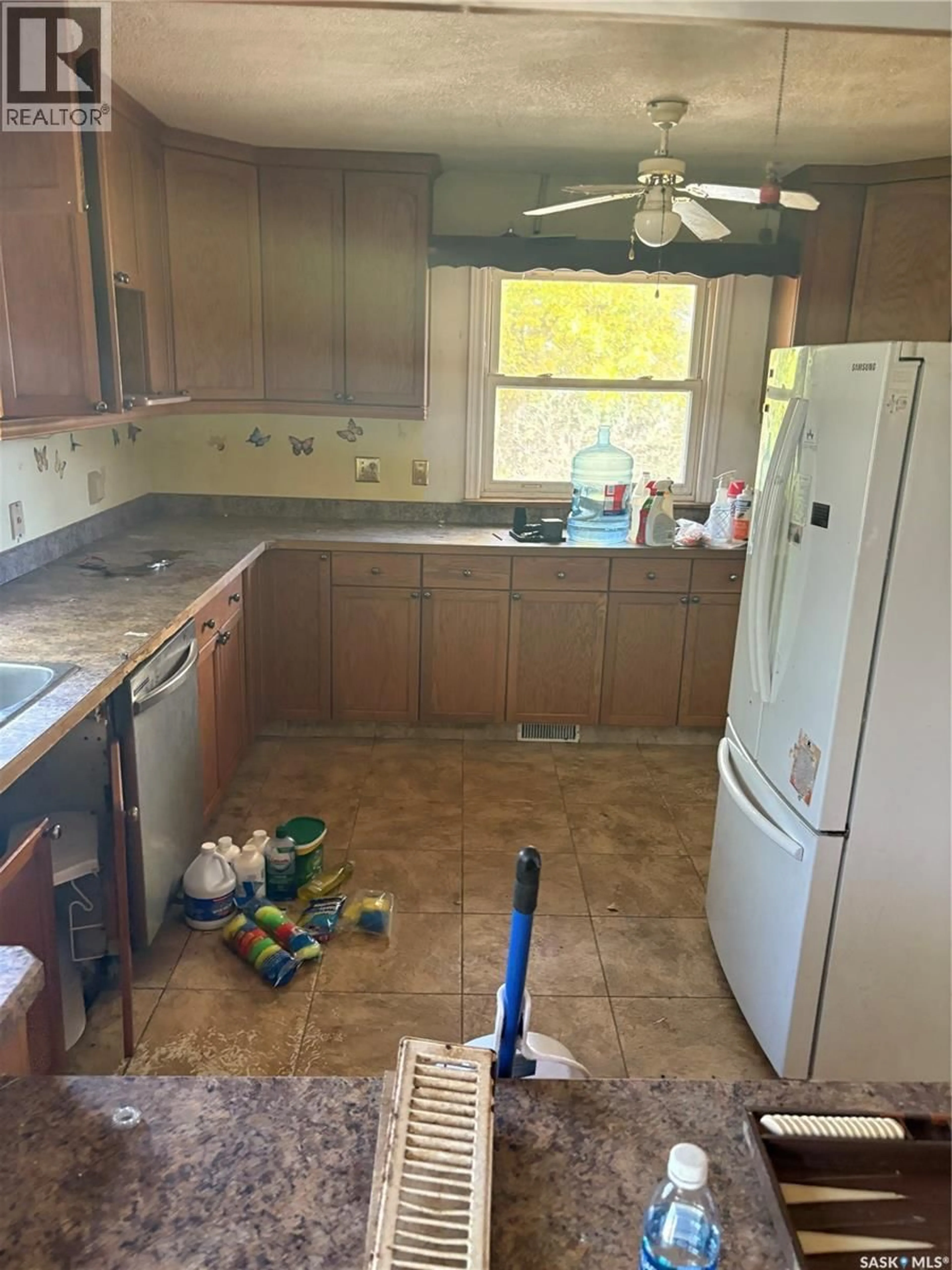 Standard kitchen, unknown for 11 COTTONWOOD PLACE, Pense Saskatchewan S0G3W0