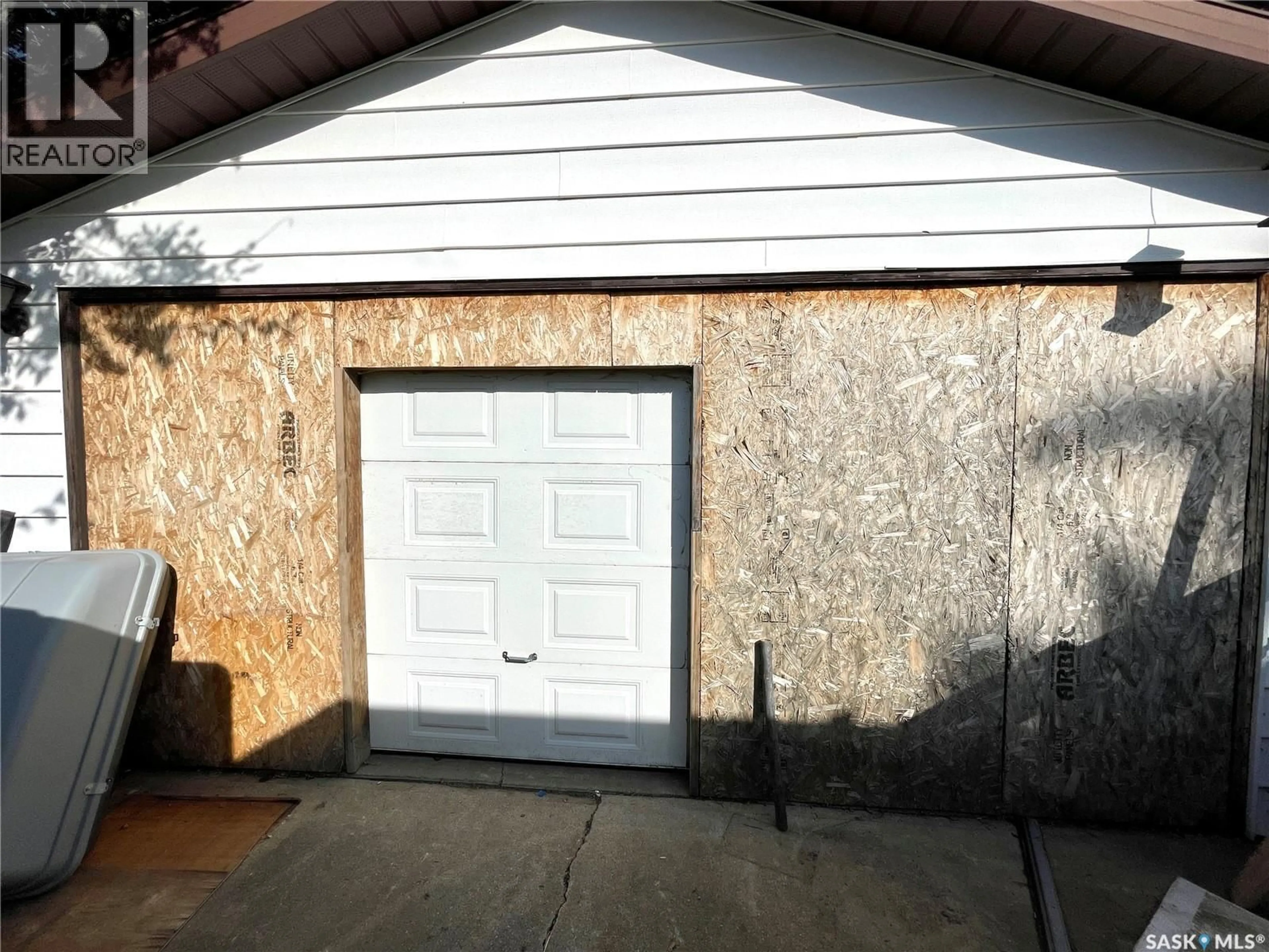 Indoor garage for 2472 ROSS CRESCENT, North Battleford Saskatchewan S9A3R3