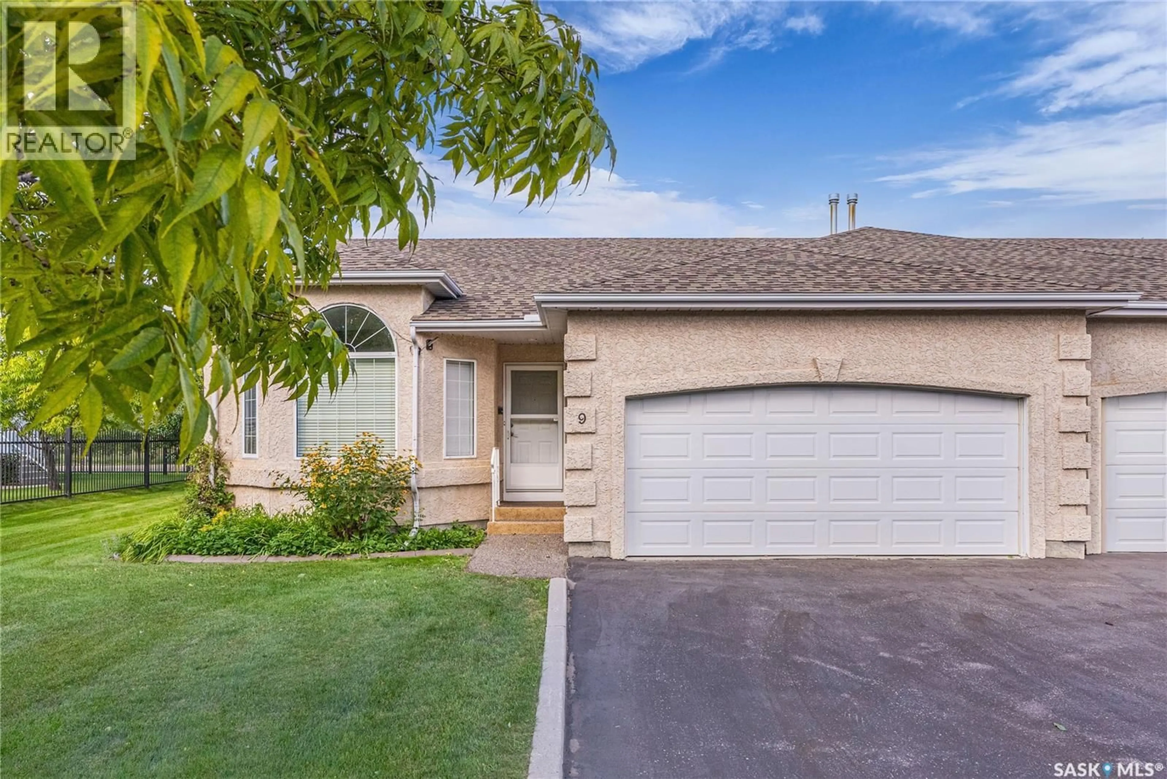 Home with vinyl exterior material, street for 927 - 9 HERITAGE VIEW, Saskatoon Saskatchewan S7H5S2