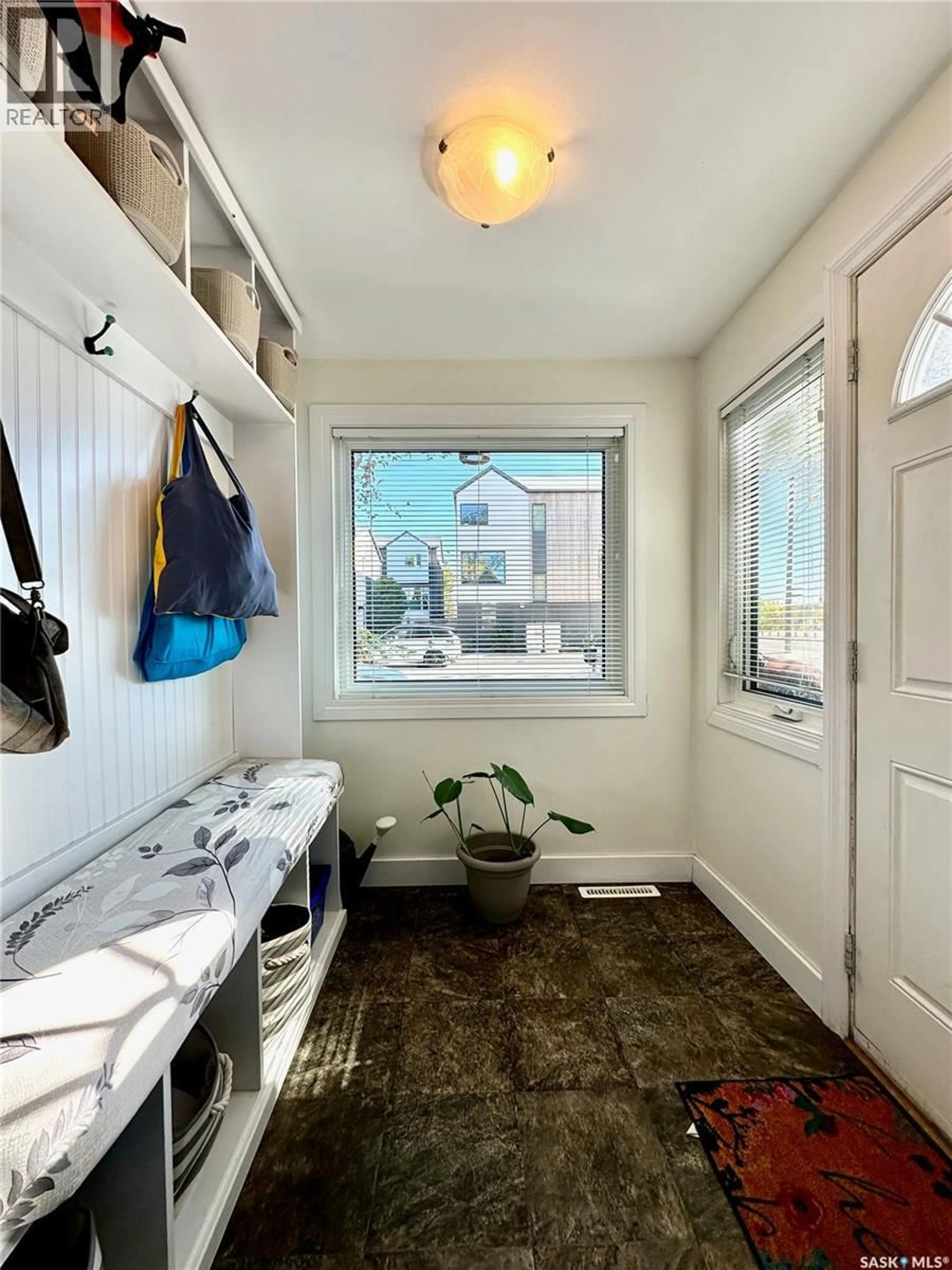 Indoor entryway for 537 F AVENUE, Saskatoon Saskatchewan S7M1T6