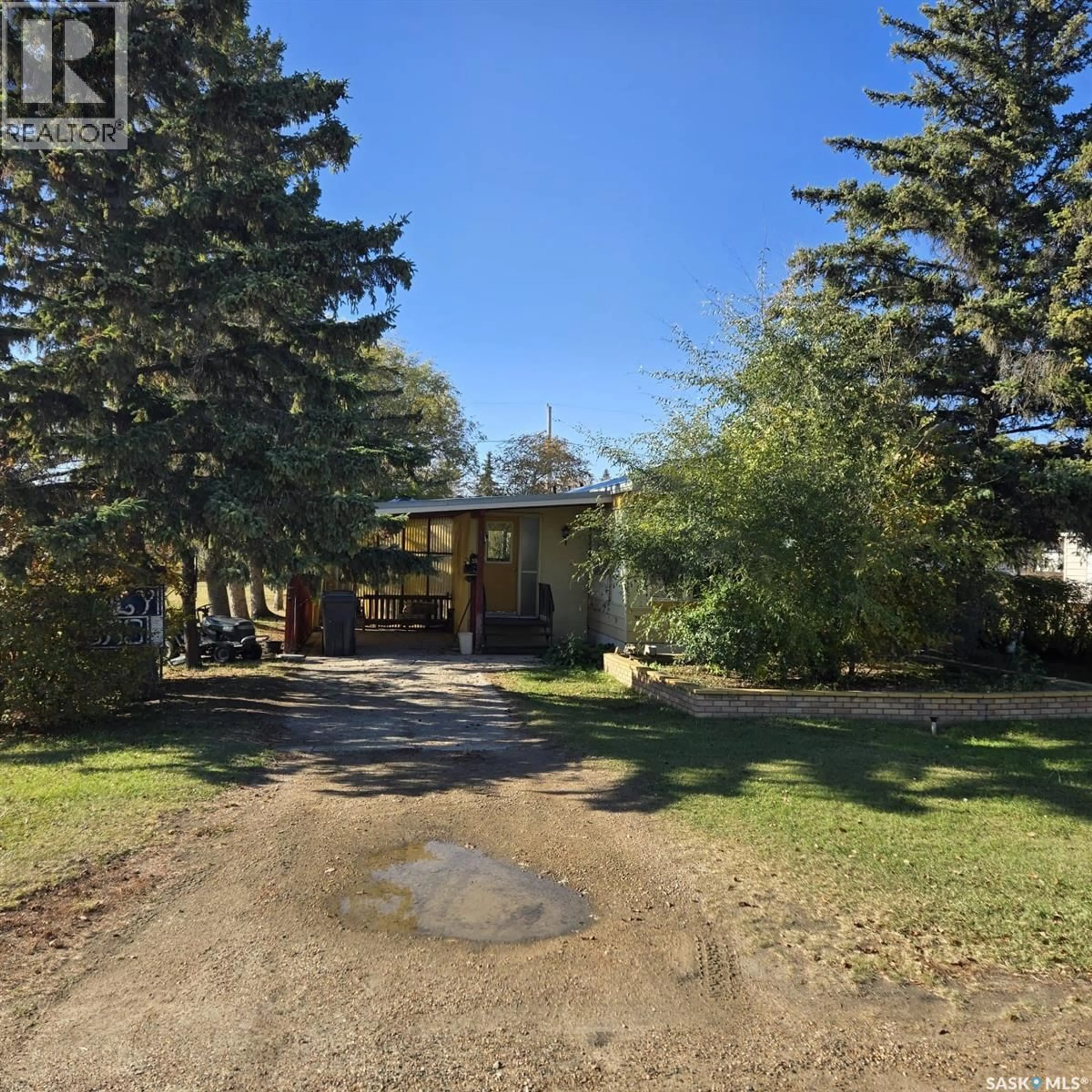 A pic from outside/outdoor area/front of a property/back of a property/a pic from drone, street for 113 WILLIAM STREET, Radisson Saskatchewan S0K3L0