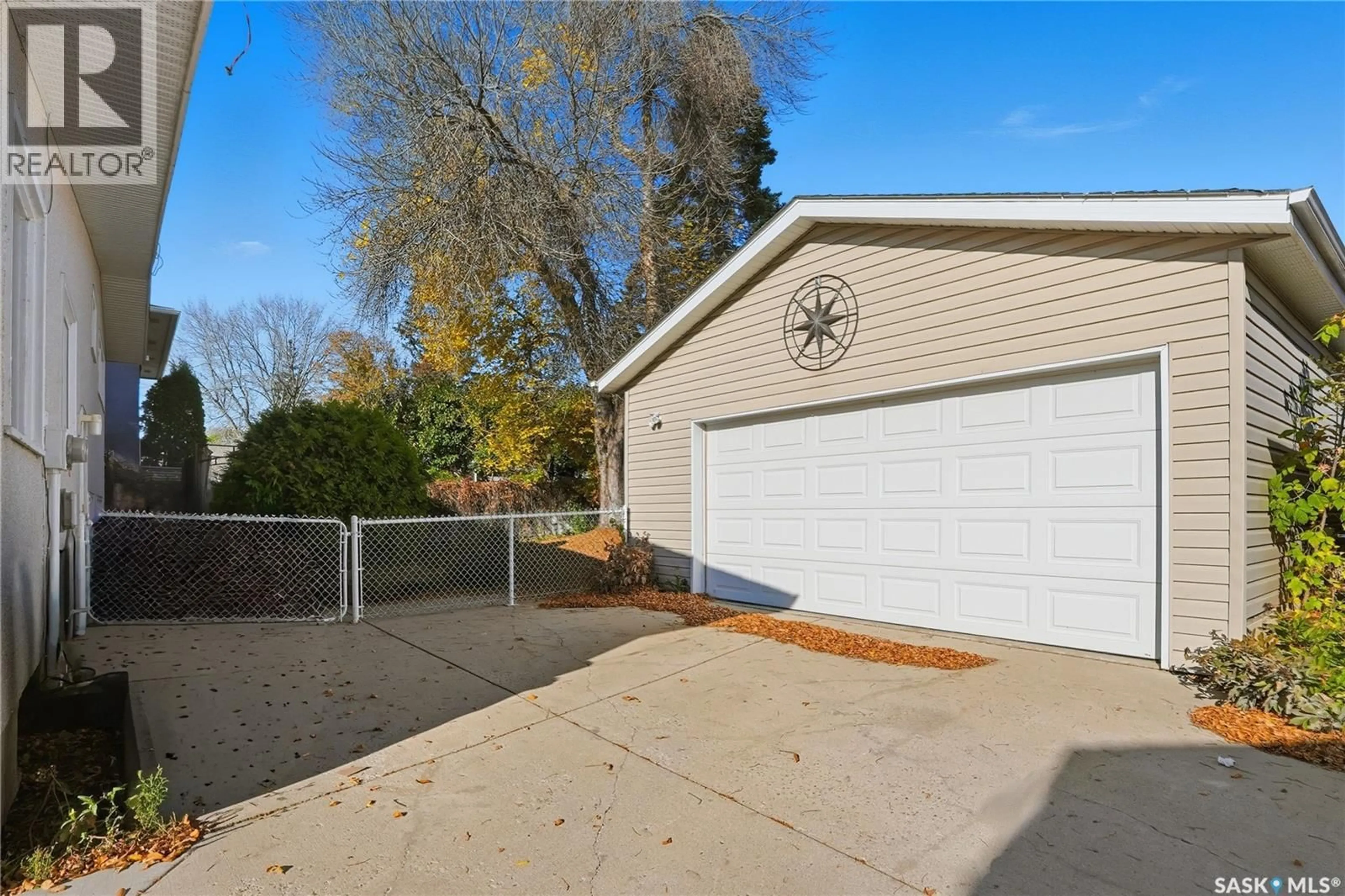 Indoor garage for 42 RED RIVER ROAD, Saskatoon Saskatchewan S7K1G3