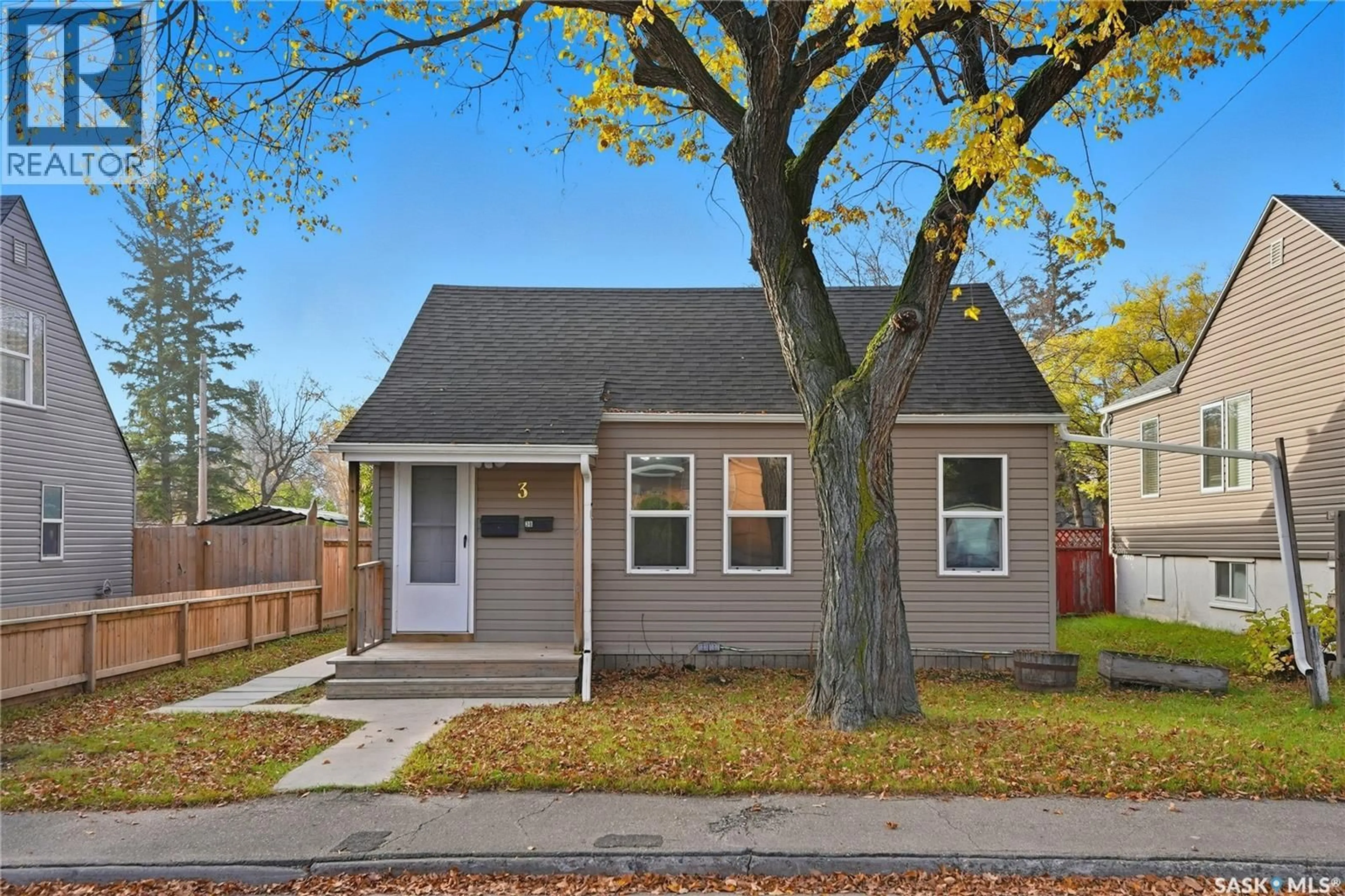 Home with vinyl exterior material, street for 3 MINTO PLACE, Saskatoon Saskatchewan S7L1C4
