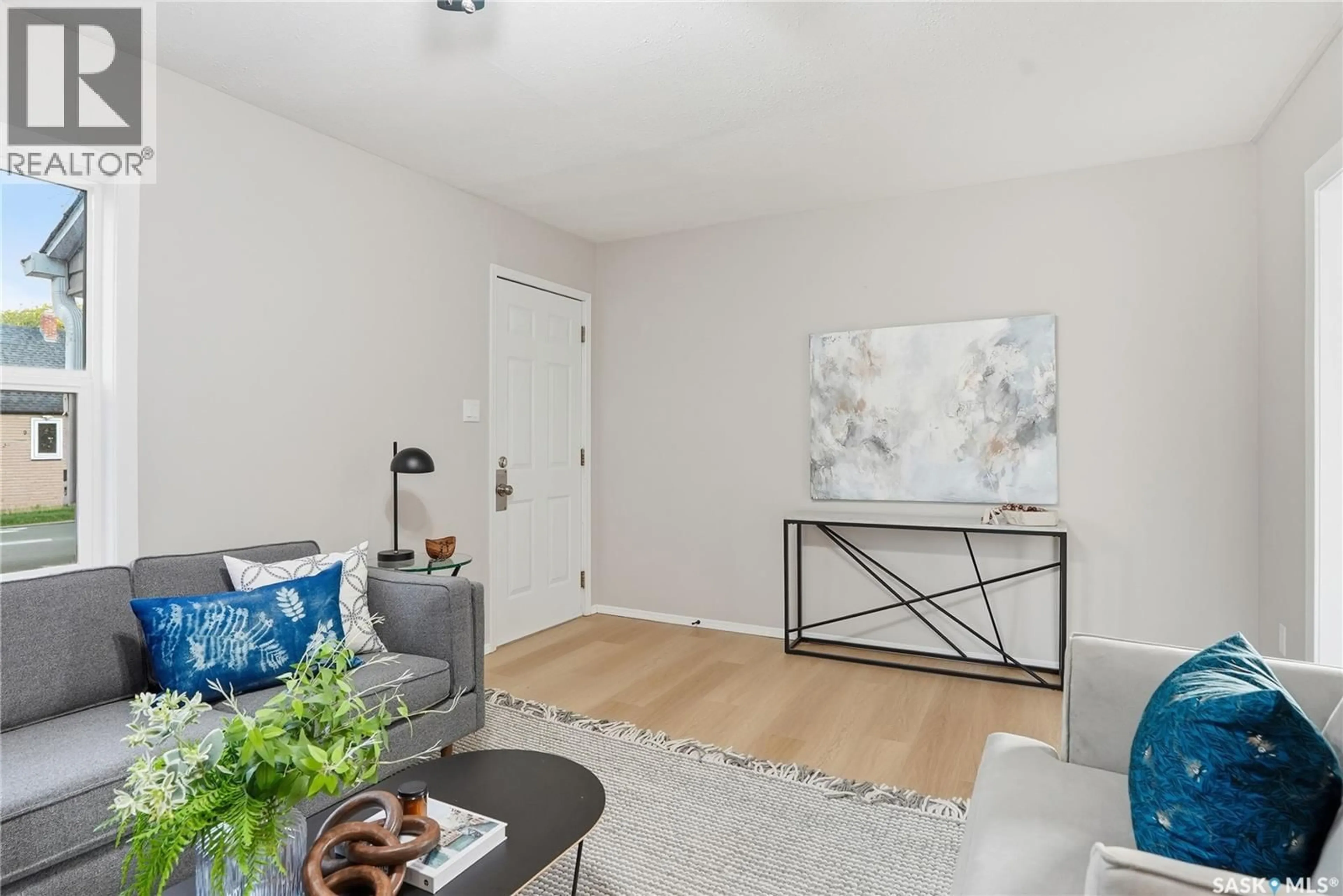 Indoor entryway for 3 MINTO PLACE, Saskatoon Saskatchewan S7L1C4