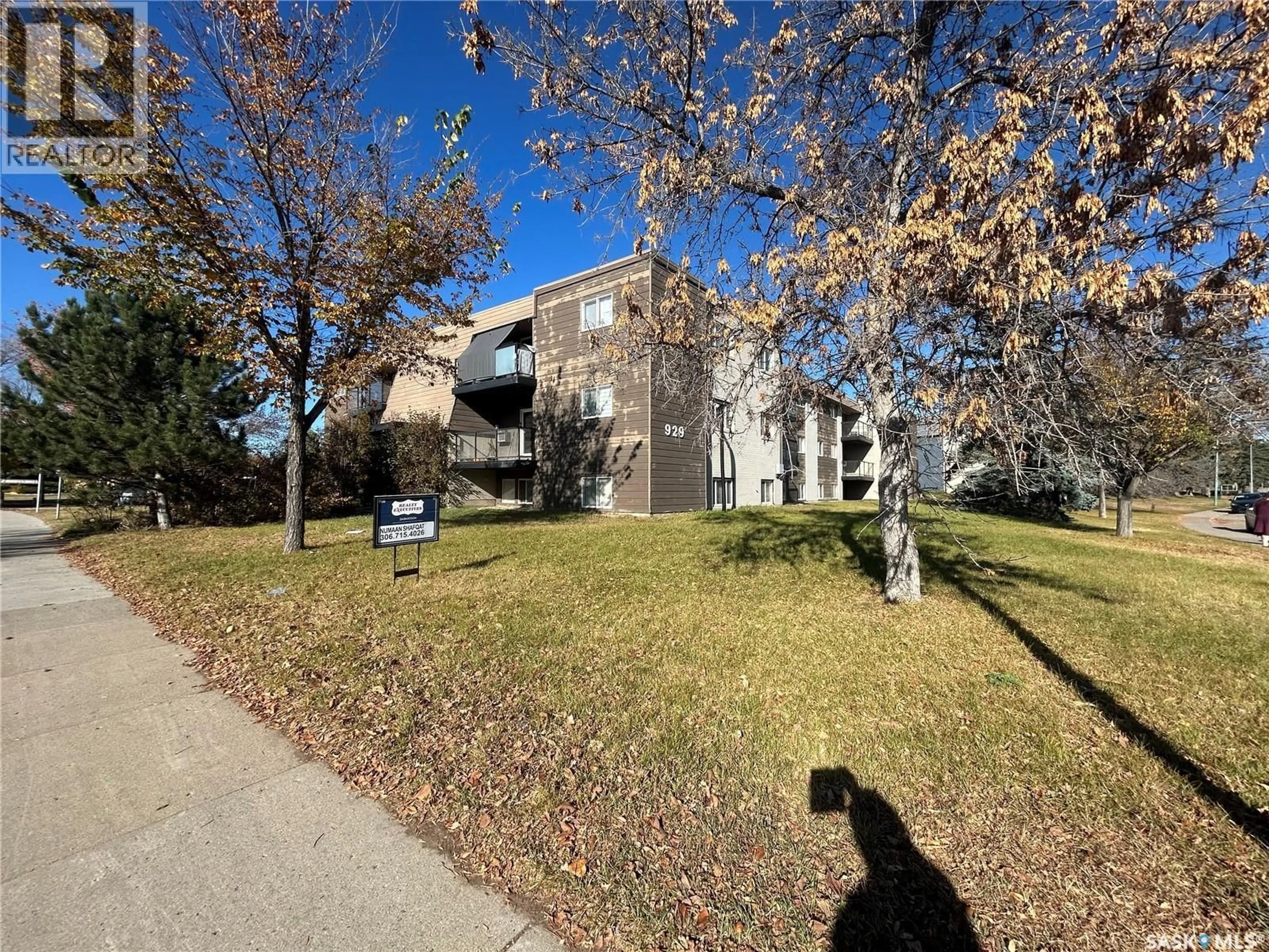 A pic from outside/outdoor area/front of a property/back of a property/a pic from drone, street for 205 929 NORTHUMBERLAND AVENUE, Saskatoon Saskatchewan S7L3W8