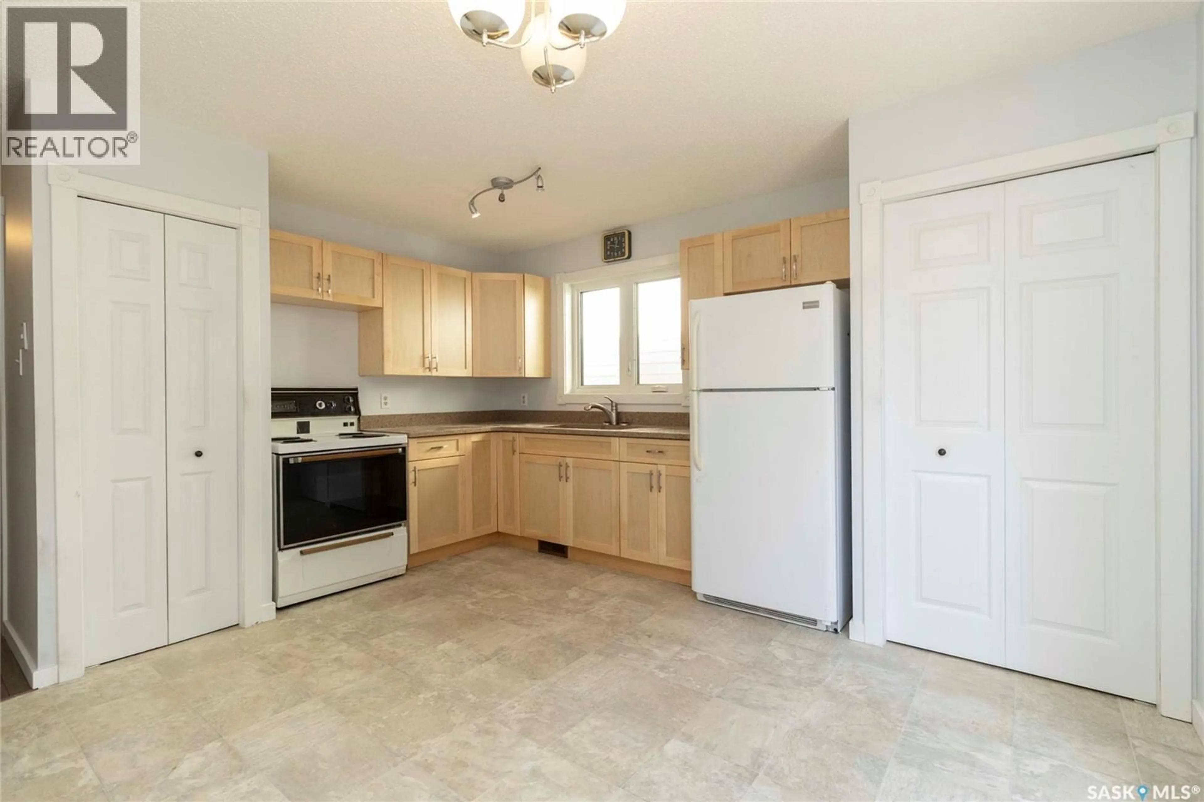 Standard kitchen, unknown for 131 SHERRY CRESCENT, Saskatoon Saskatchewan S7M5R2