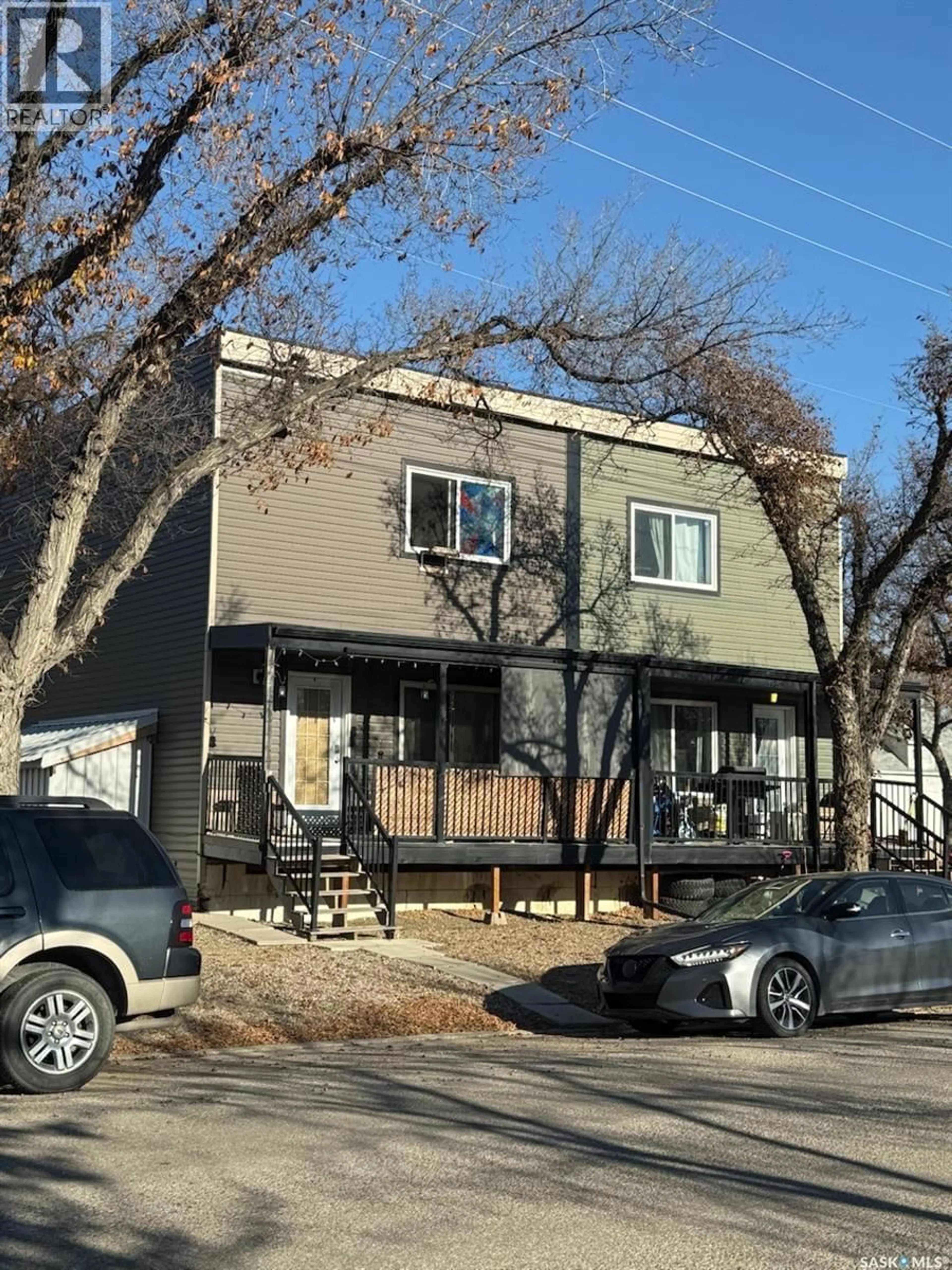 Home with vinyl exterior material, street for 118 5TH AVENUE, Kindersley Saskatchewan S0L1S0