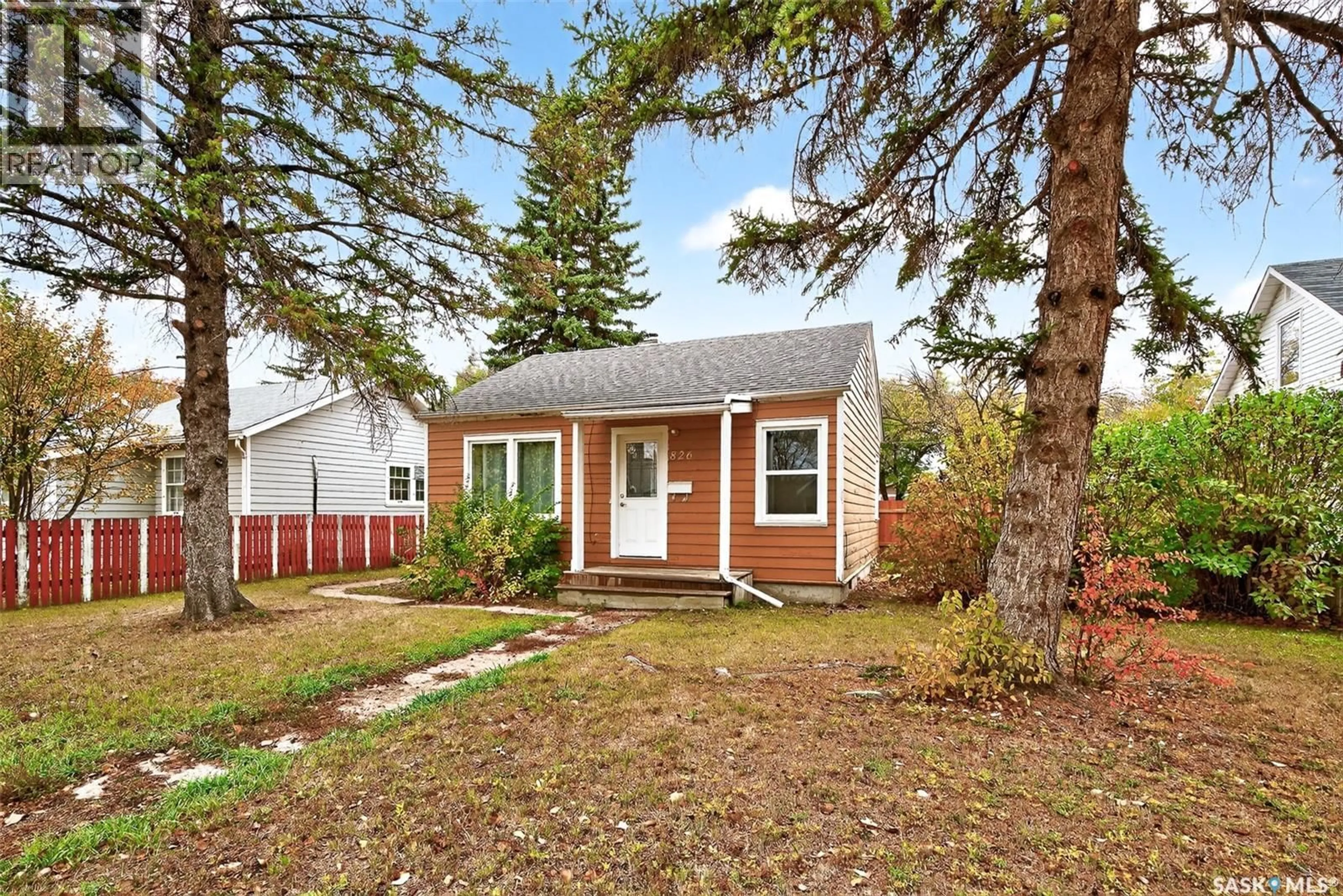 Home with vinyl exterior material, street for 826 ATHABASCA STREET E, Moose Jaw Saskatchewan S6H0M7