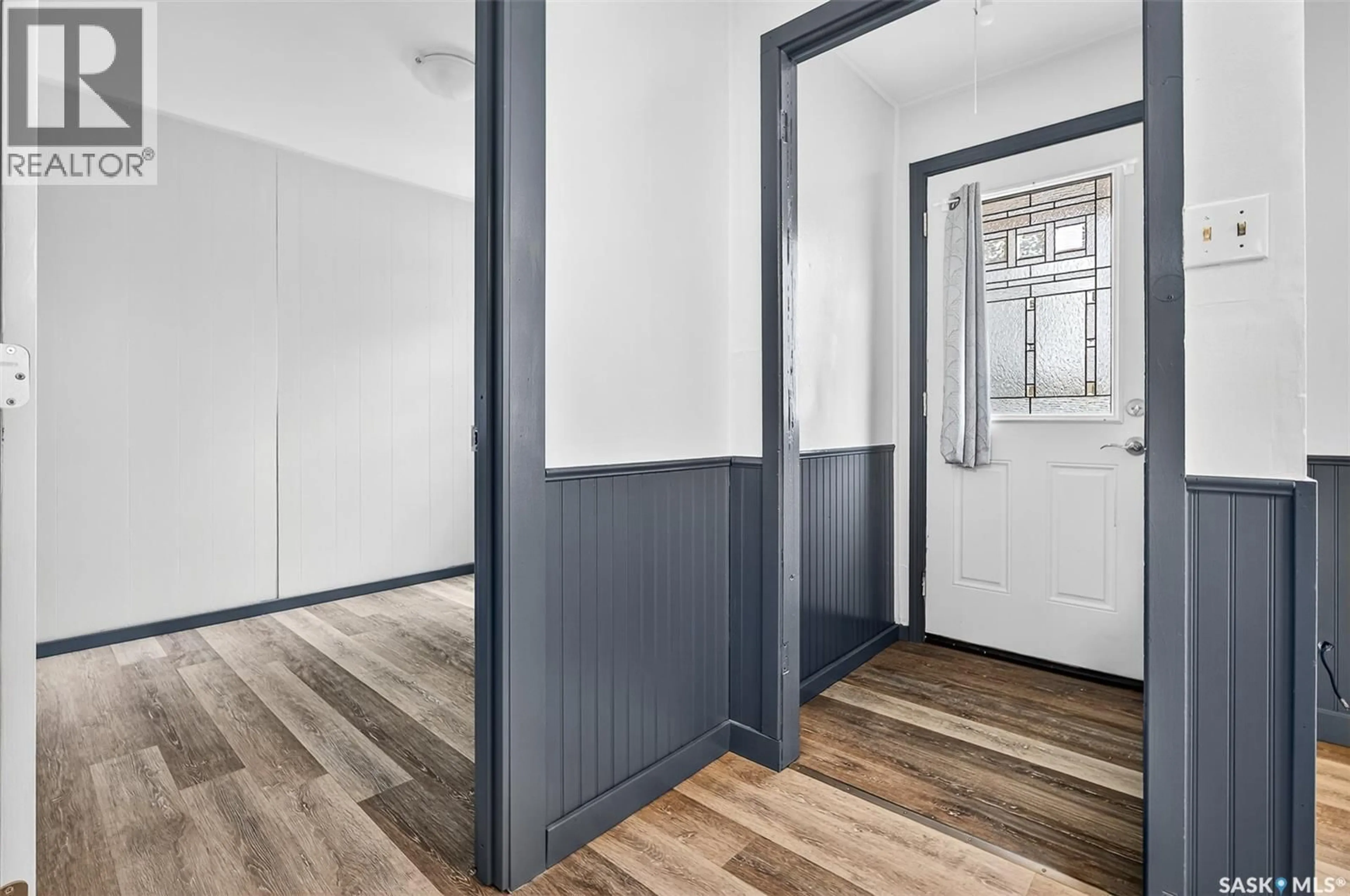 Indoor entryway for 826 ATHABASCA STREET E, Moose Jaw Saskatchewan S6H0M7