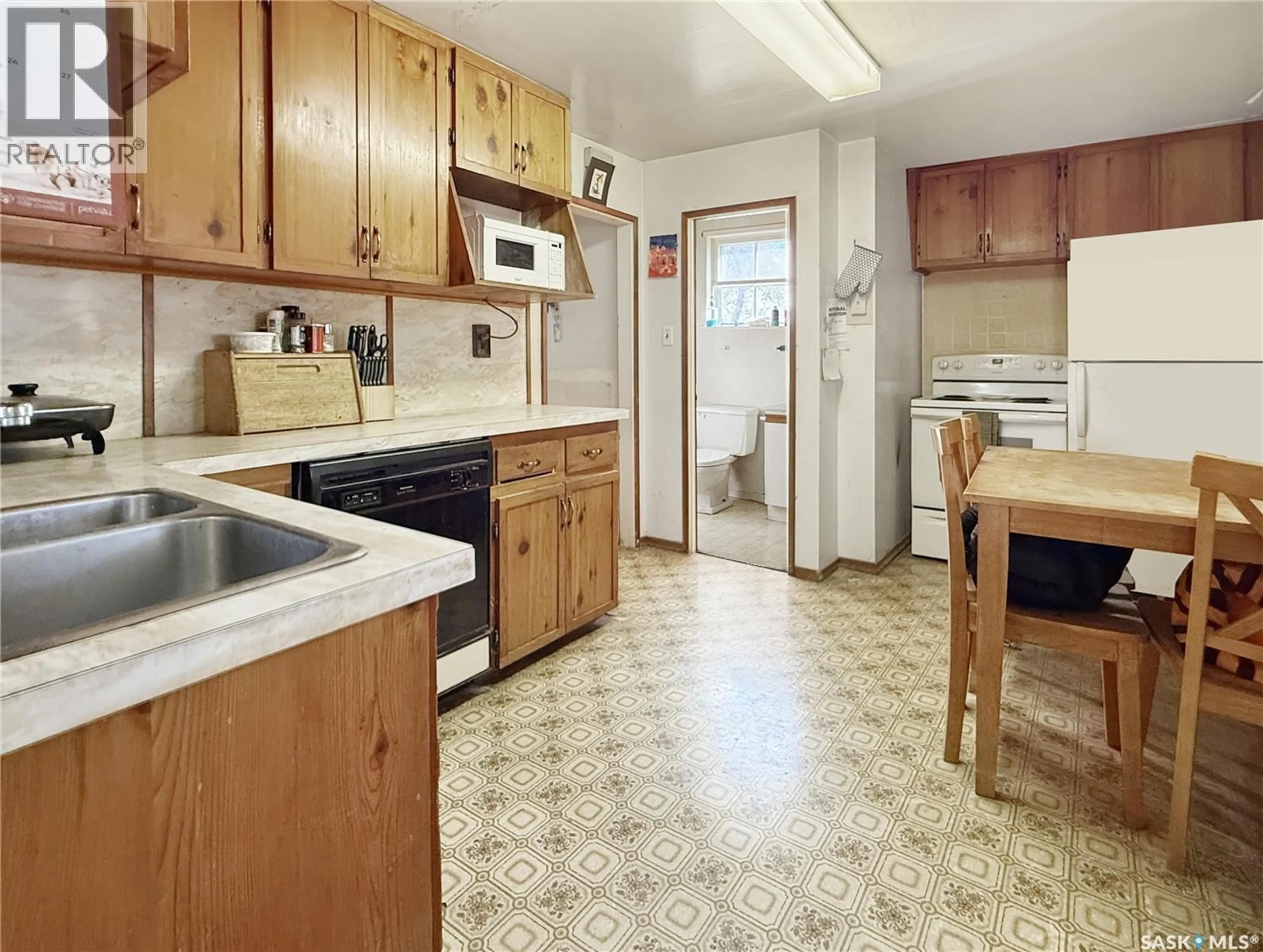 Standard kitchen, unknown for 206 6TH AVENUE, Swift Current Saskatchewan S9H0X8